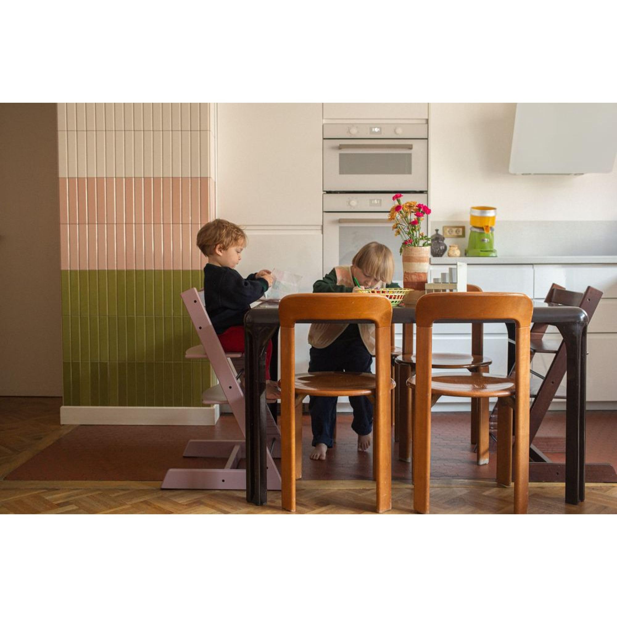 Sedia Tripp Trapp di Stokke, Mauve - Sedia evolutiva e interamente regolabile per neonati, bambini e adulti - Comoda, confortevole ed ergonomica