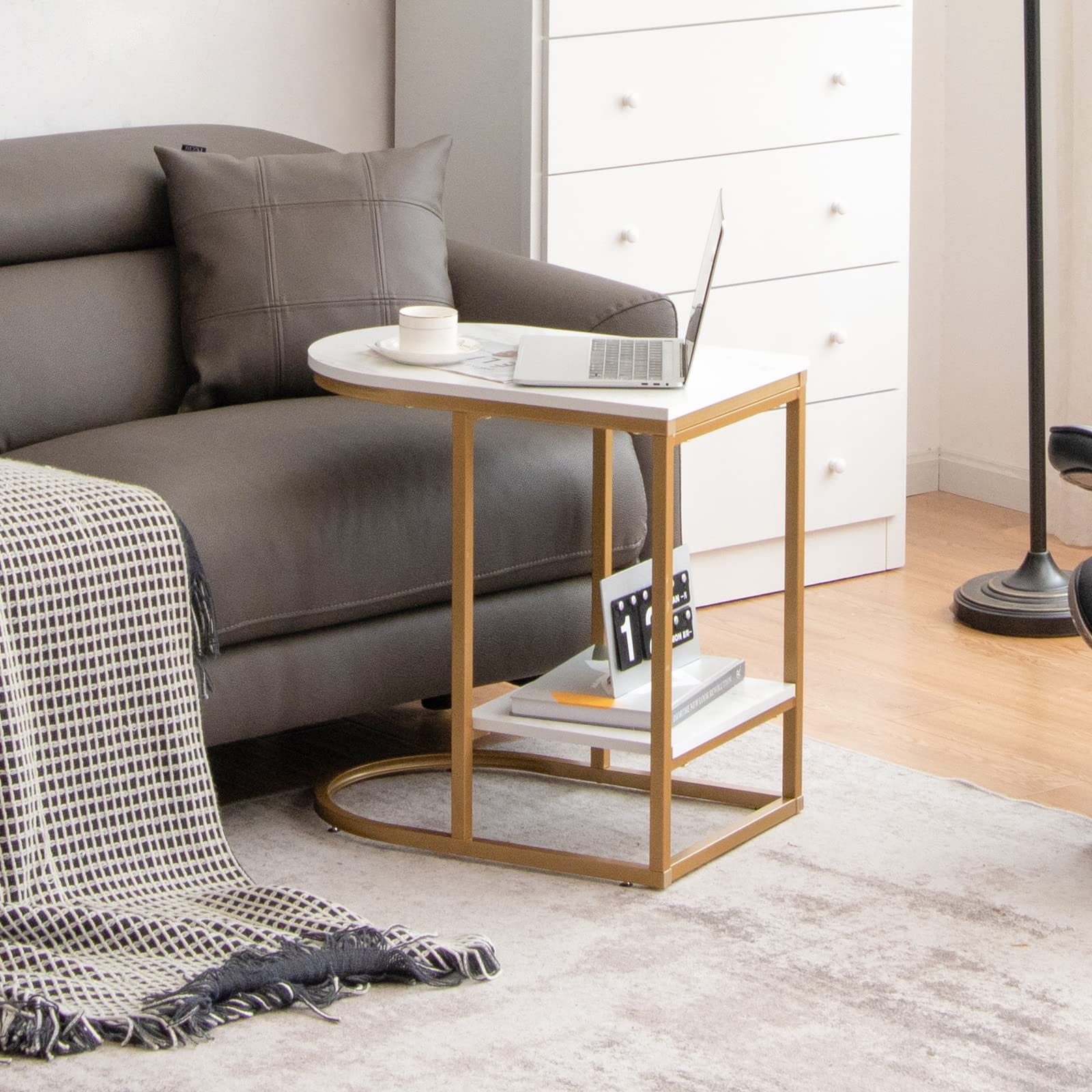 LIFEZEAL Tavolino effetto marmo, tavolino da caffè oro, divano a forma di C con ripiano, tavolo da soggiorno con struttura in metallo, tavolo laterale per soggiorno, camera da letto e ufficio, moderno