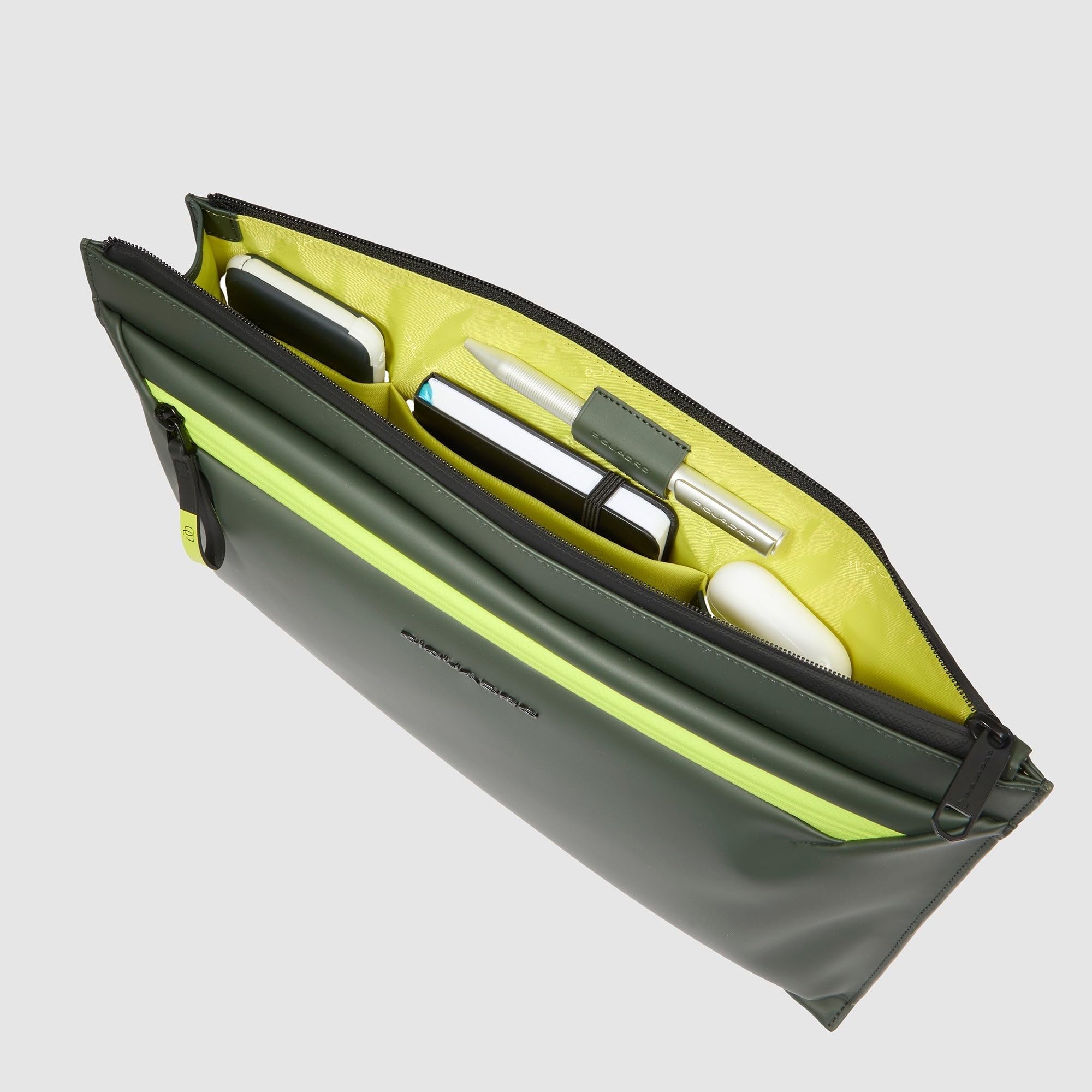 PIQUADRO - Bolso de Mano Impermeable Engomado - Hombre - Verde | Para Tablet 13", Resistente al agua, Protectora, Alojamiento dispositivo, Viajes de trabajo, Uso diario, Oficina y business