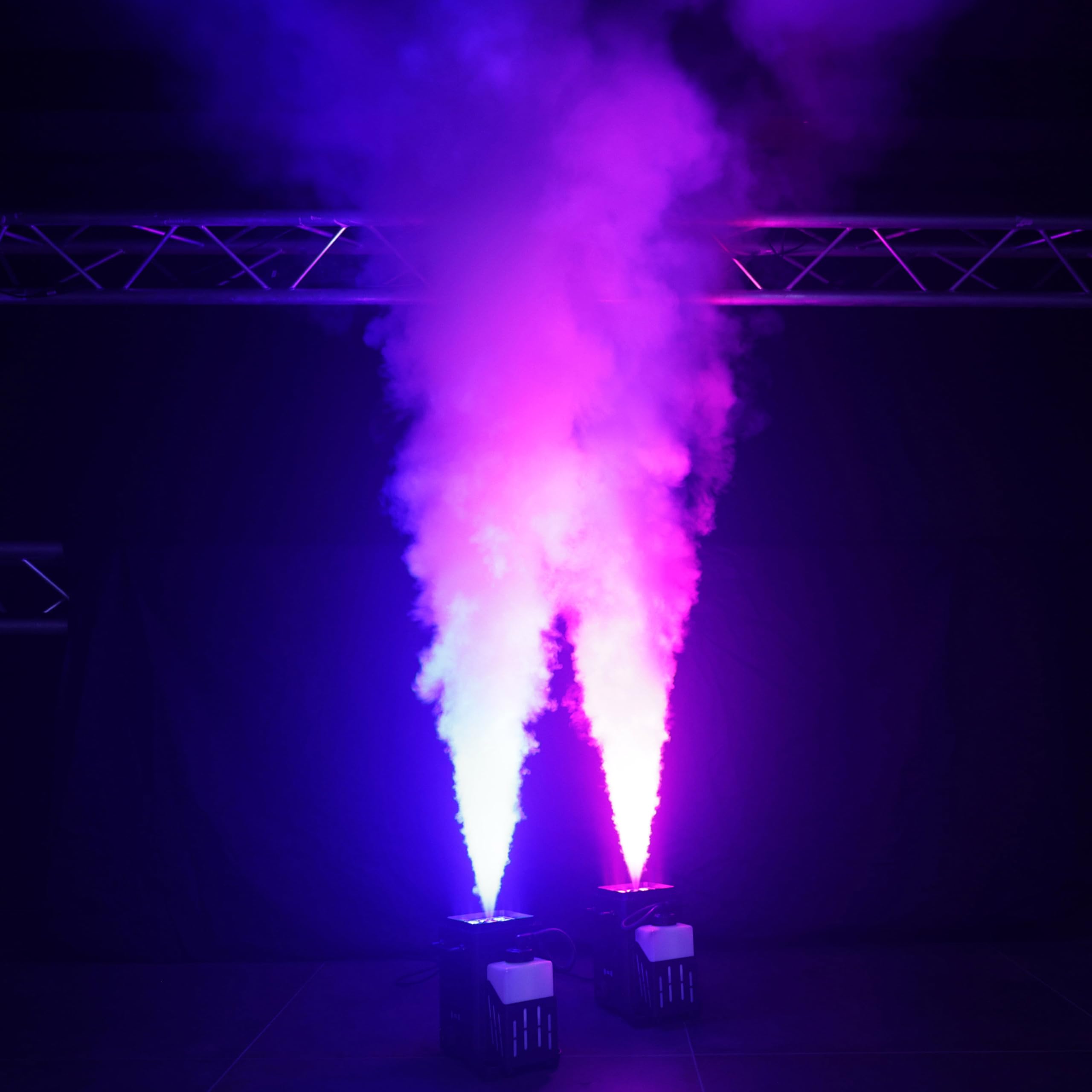 BoomTone DJ Jet Smoke 1200 – Vertikal-Nebelmaschine 1200W mit LED RGBA – Strahl 5,5 m, Tank 1,2 l, Vorwärmung 4 min – Fernbedienung oder DMX 8 Kanäle – Ideal für den Innenbereich (IP20)