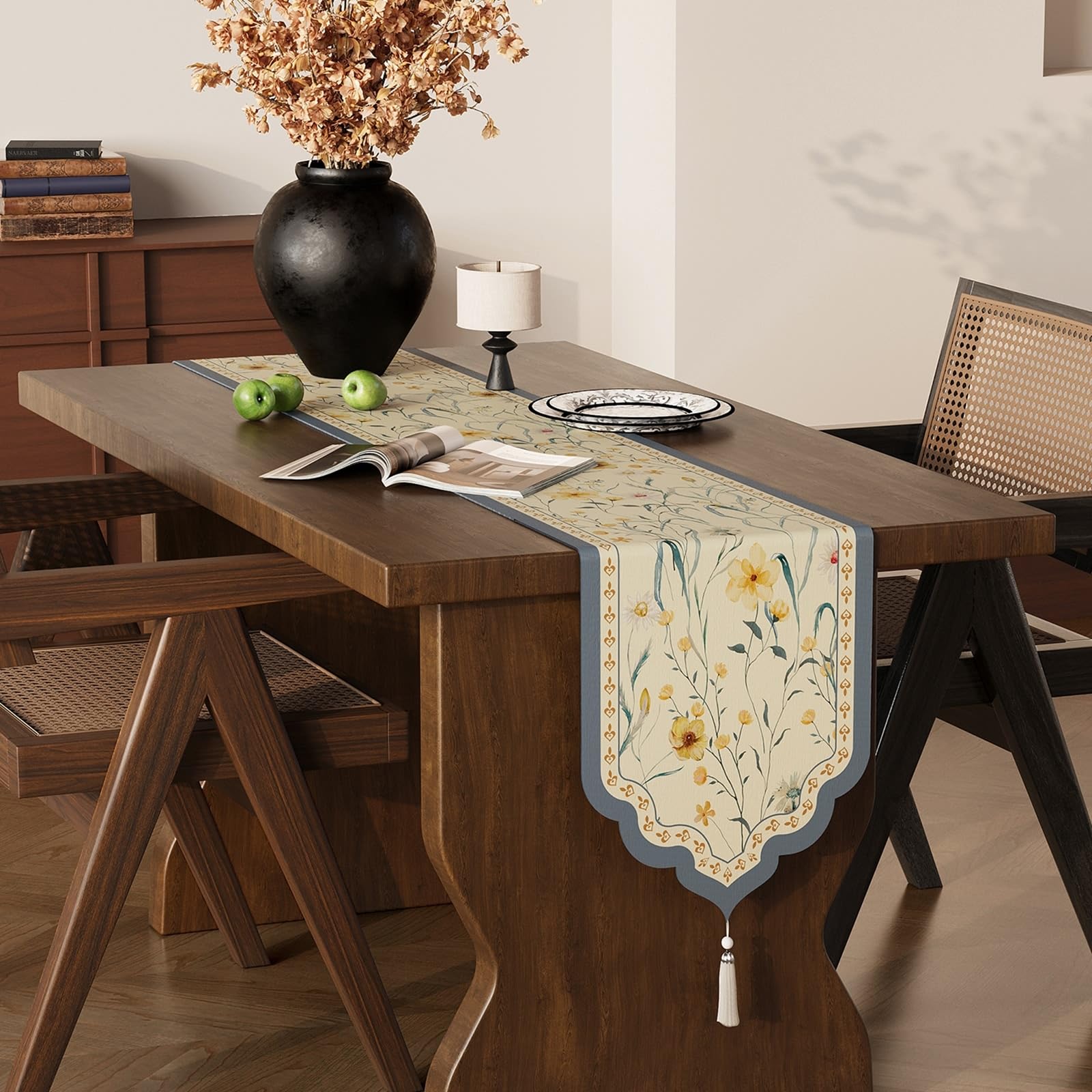 Chemin de table 35x220 cm en lin et polyester beige et bleu à pompons pour repas élégants