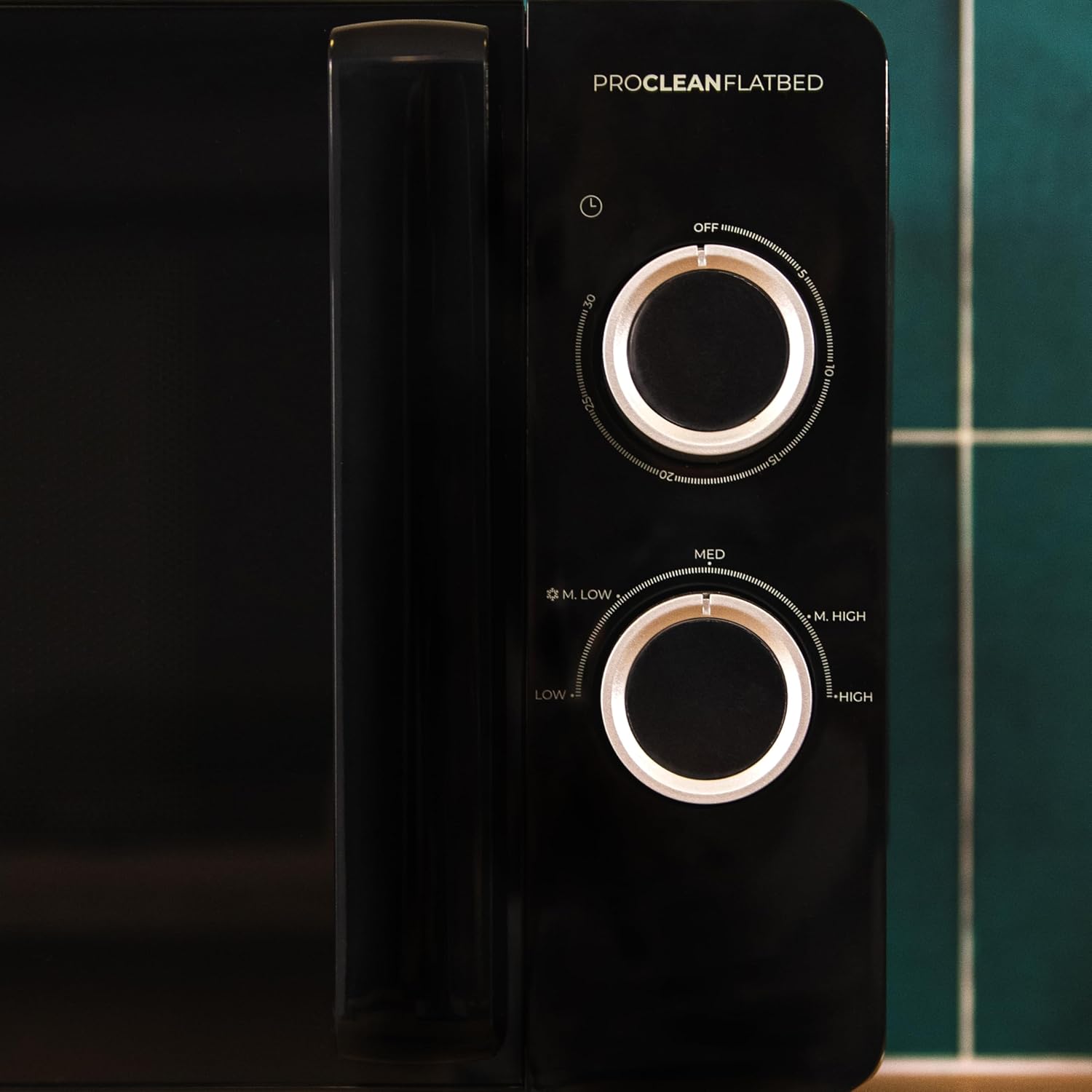 Close-up of the Cecotec Proclean 3030 Flatbed Microwave Oven's manual control panel with two rotary dials.