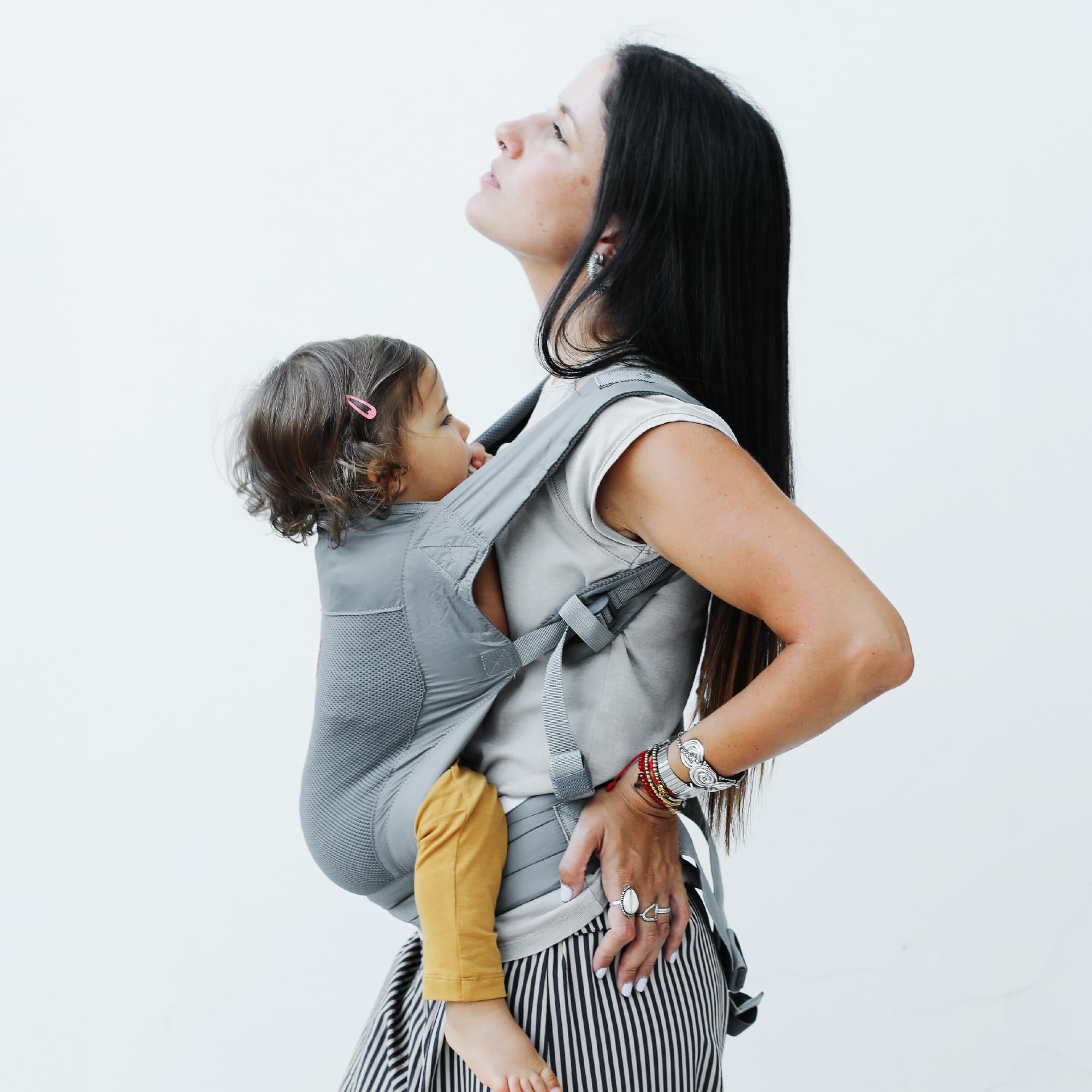 Beco Fly Mochila Portabebé Ligera Niño, Plegable, 7-20 kg, Gris | Malla Transpirable para verano, Porteo a la Espalda en Posición M Ergonómica, se pliega en su bolsa para viajes y rutas.