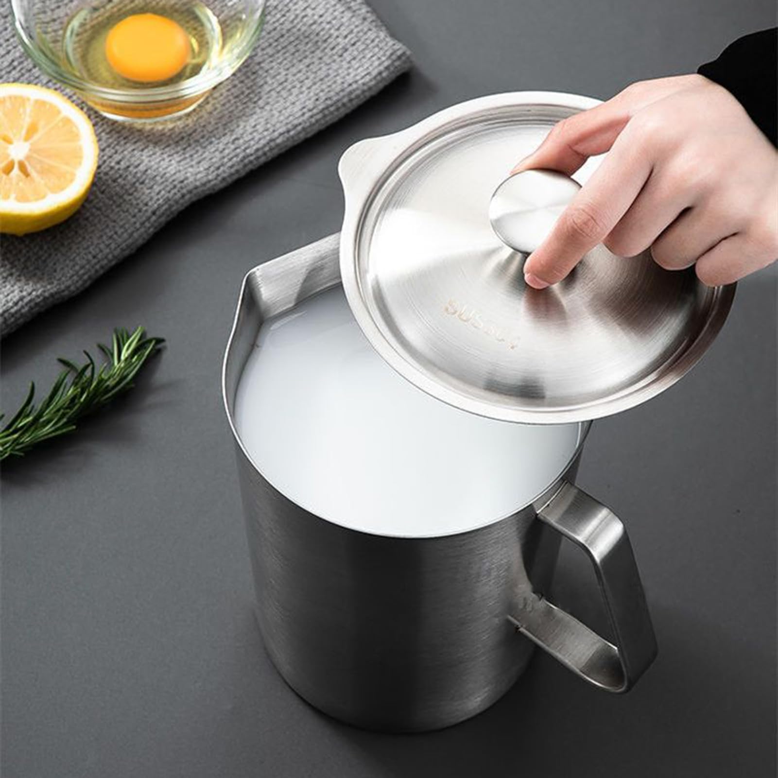 Jarra espumadora de leche 2000ml (2 litros) Taza de Medir Portátil y | Jarra Espumadora de Café de Acero Inoxidable para Bebidas Lácteas Cocinas Cafeterías Desayunos