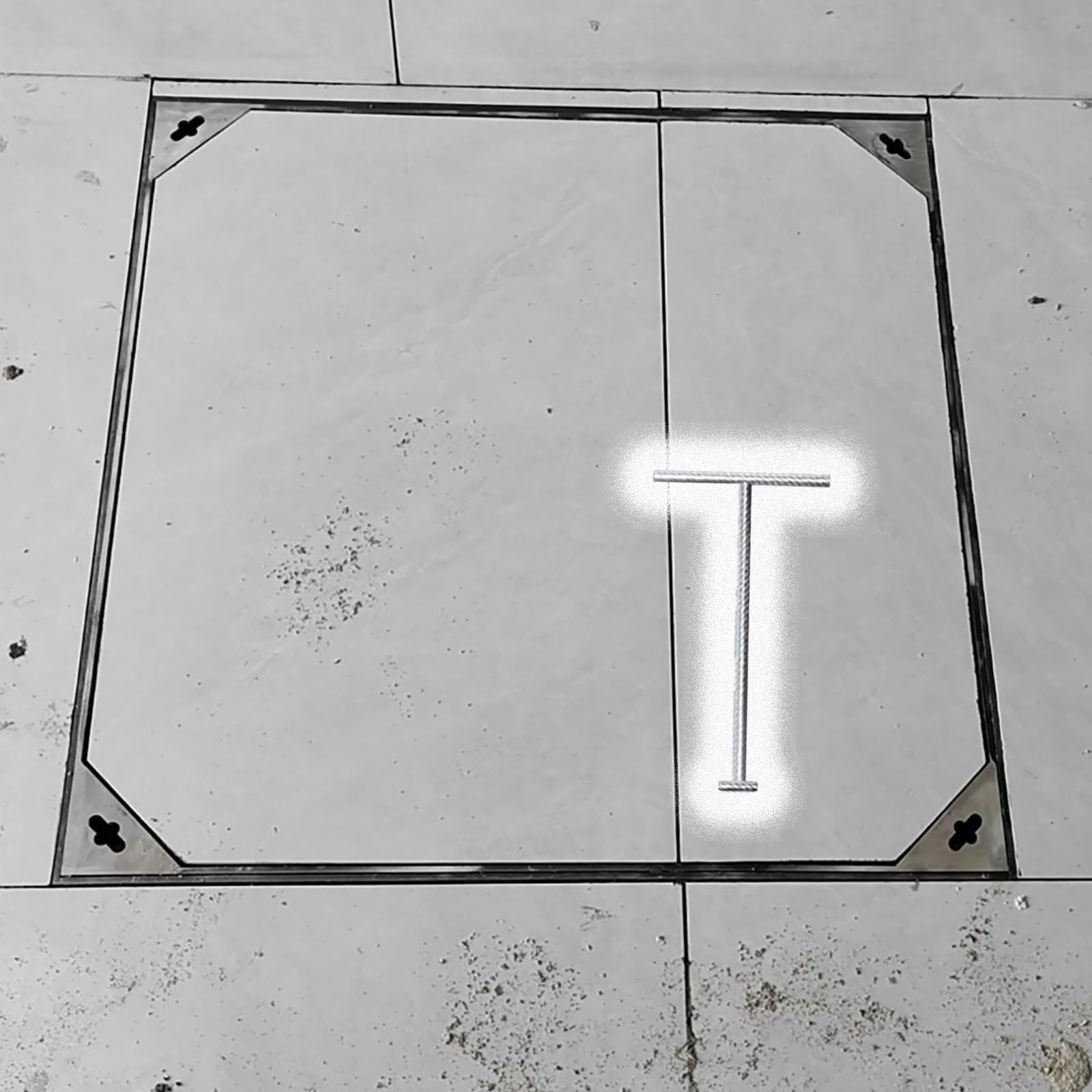 Plaque d'égout carrée invisible 46x46 cm pour remplissage béton 1.5t