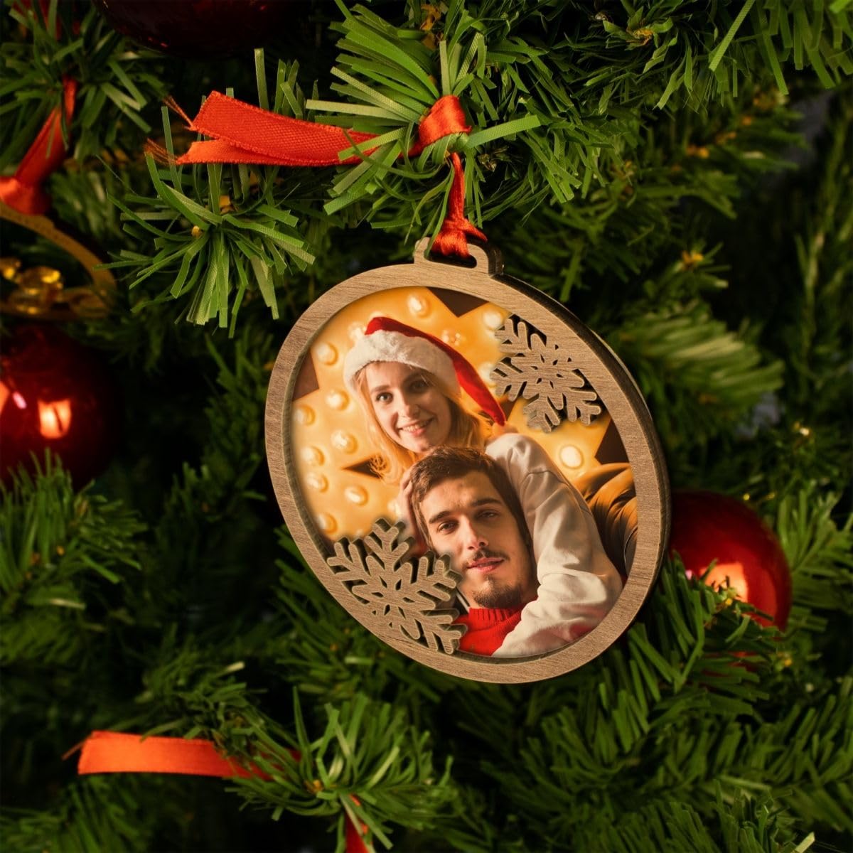 DEREGALOOS Bola de Navidad Madera Personalizada con Foto. Adorno para el árbol de Navidad Personalizado de Madera. Regalo navideño Original. Decoración navideña. Incluye Cordel de Raso Rojo.