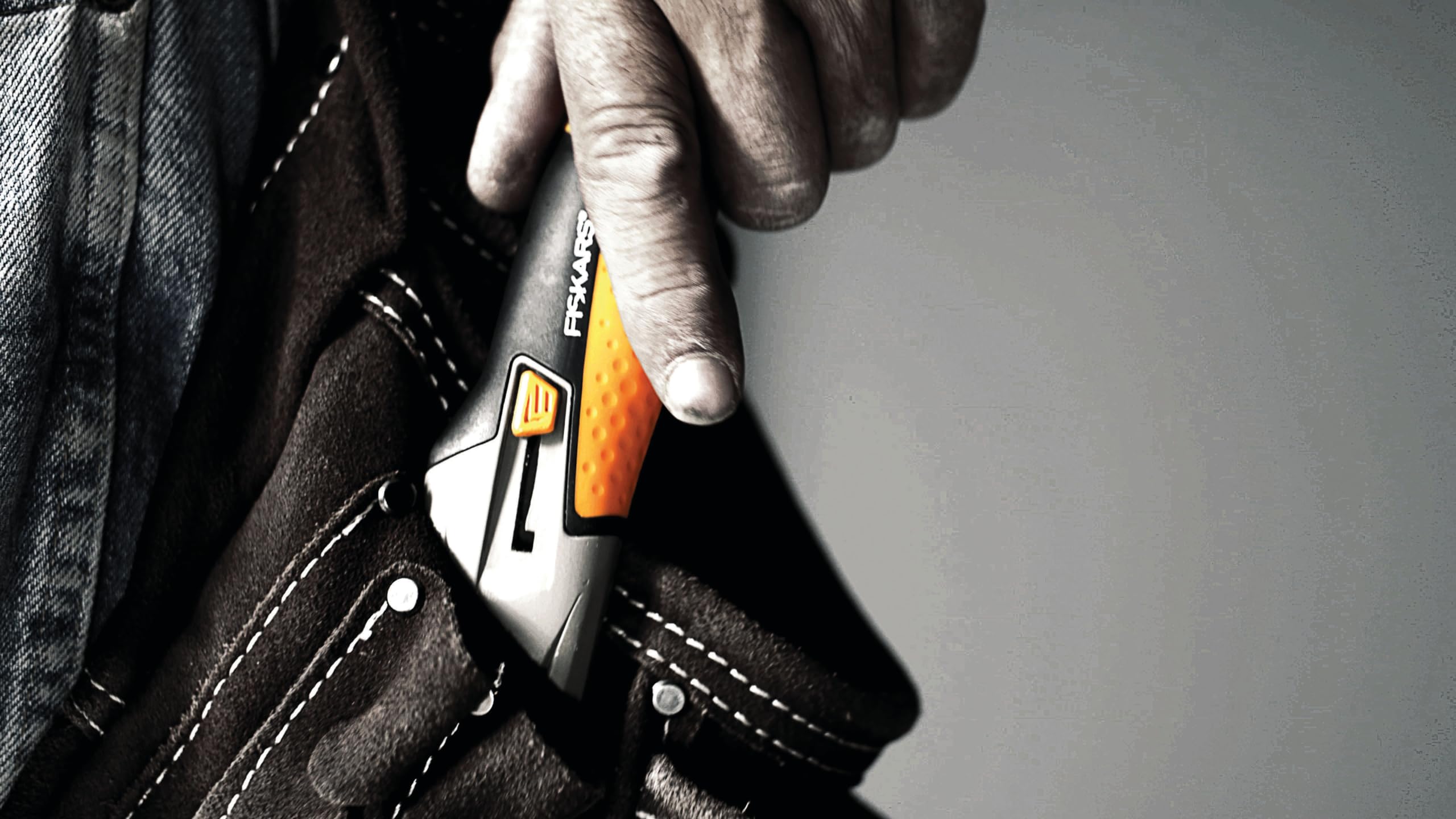 Fiskars Cutter CarbonMax con cuchillas quebradizas 18mm | Acero inoxidable/plástico, negro/naranja, CarbonMax, 1027227