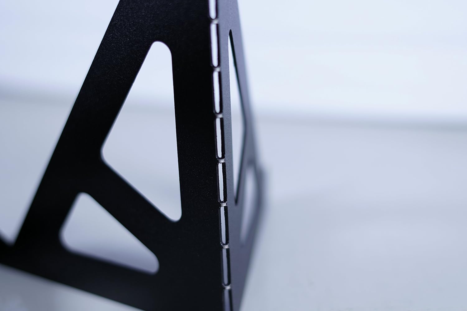 Hudson Hi-Fi BENDYY Desktop Vinyl Record Stand Sleek & Modern Contemporary LP Album Holder - Premium Vinyl Display - Set of 1 - Vinyl Display Stand - Black Satin