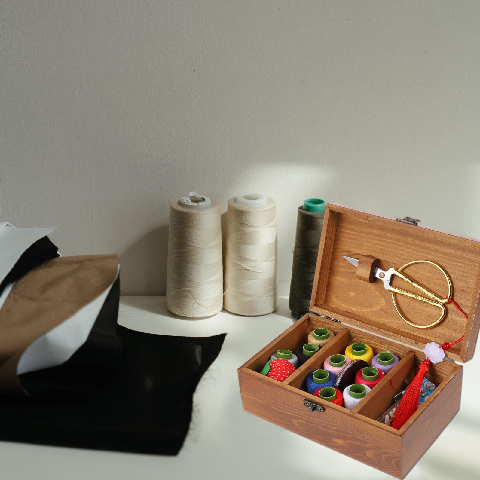 Garneck Kit de Costura Premium con Caja de Almacenamiento de Madera Maciza Vintage Multifuncional para Coser Bordar y Reparaciones Domésticas para Principiantes y Costureras