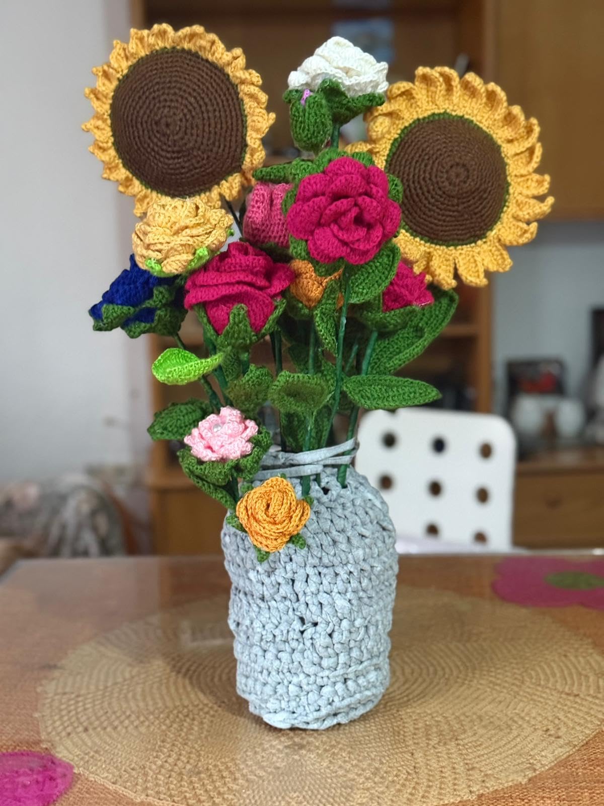 Ramo de flores crochet duradero, soluciona alergias con girasoles y rosas en jarrón