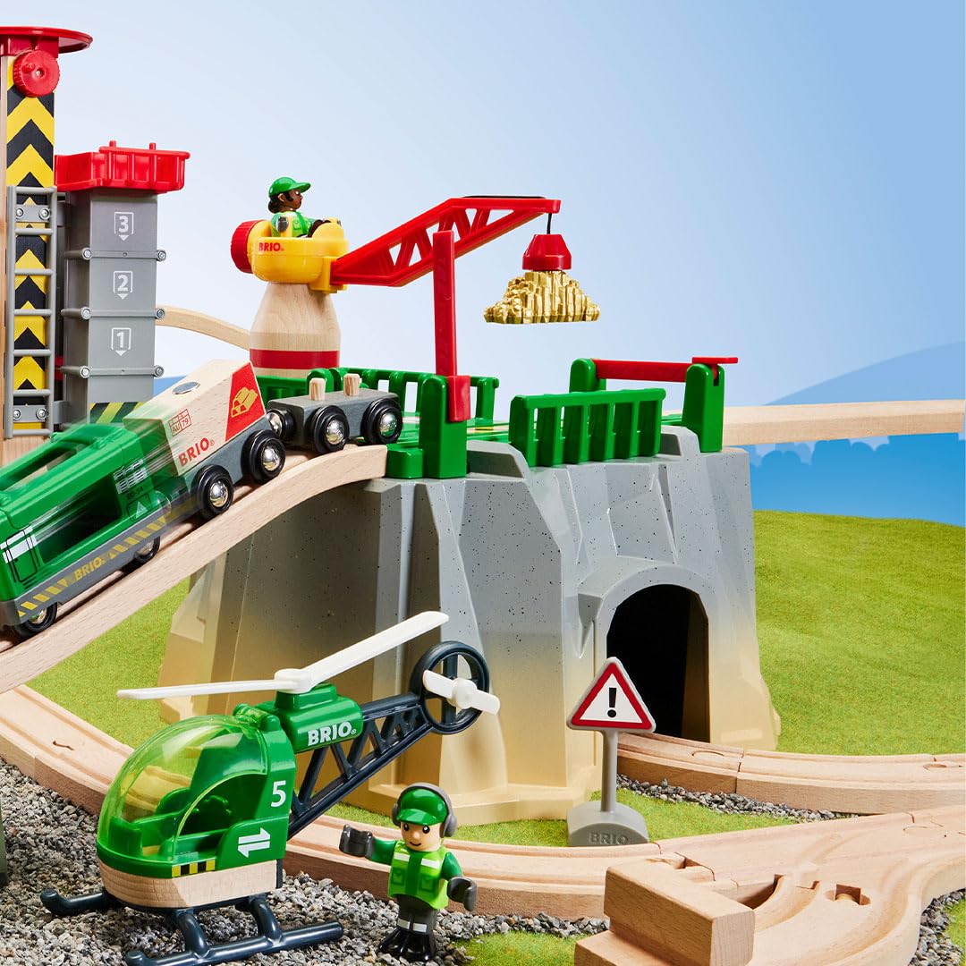 Brio World - 36010 - Circuit Montagnes et Chargements - Coffret Complet de 49 pièces - 5 Niveaux de Hauteur différents - Circuit de Train en Bois - Jouet Mixte à partir de 3 Ans 63601000