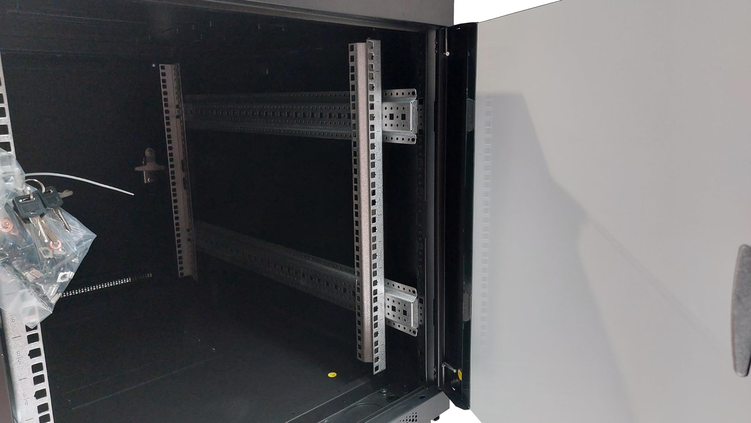 ARMADIO RACK 19" 12 UNITA' (A)700X (L)600 X PROFONDITA' 800 MM. COLORE NERO PORTA VETRO