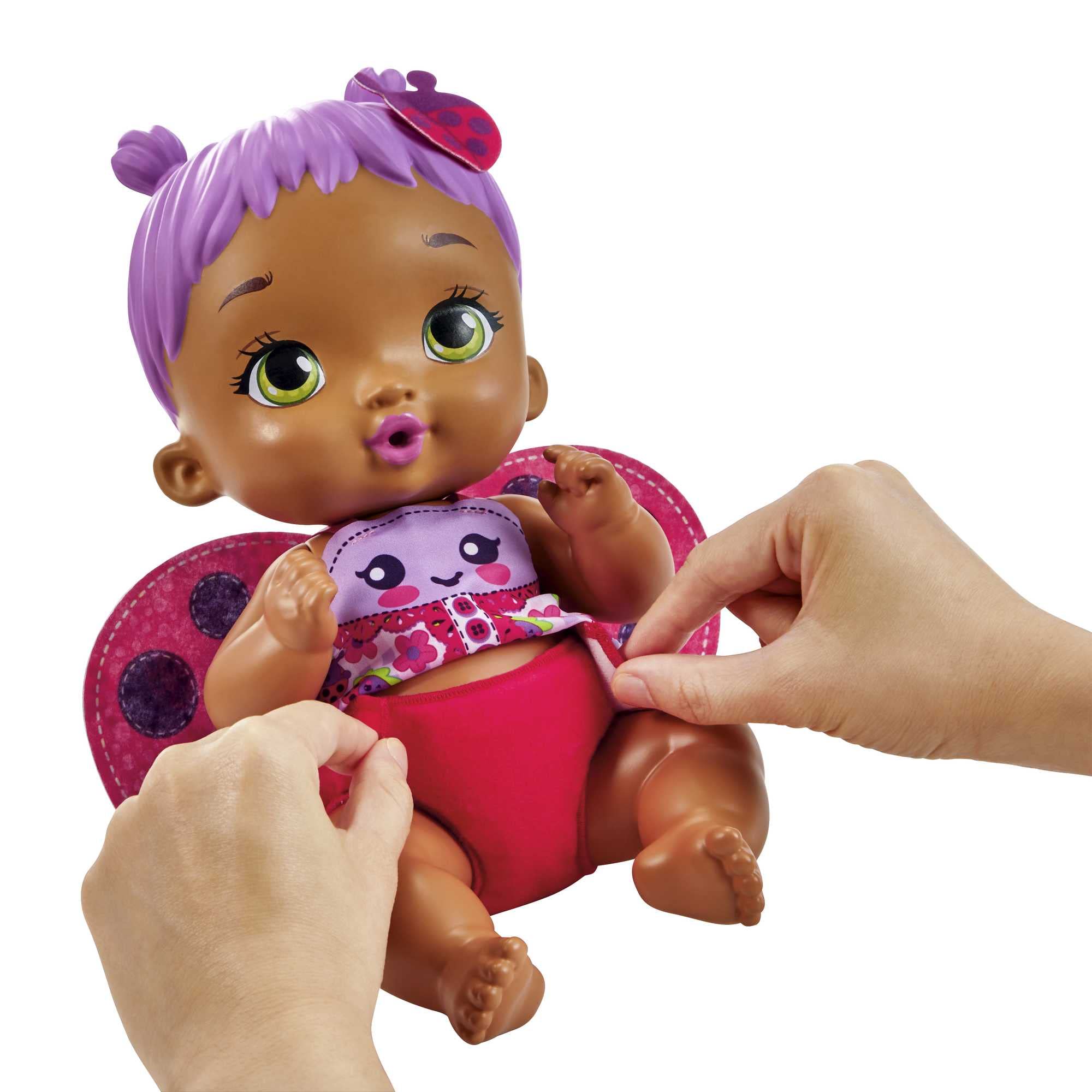 Mattel My Garden Baby Mariposa Bebe y hace pipí Pelo morado Muñeca bebé de juguete con pañal, biberón, diadema y accesorios , regalo +3 años (HMX28)