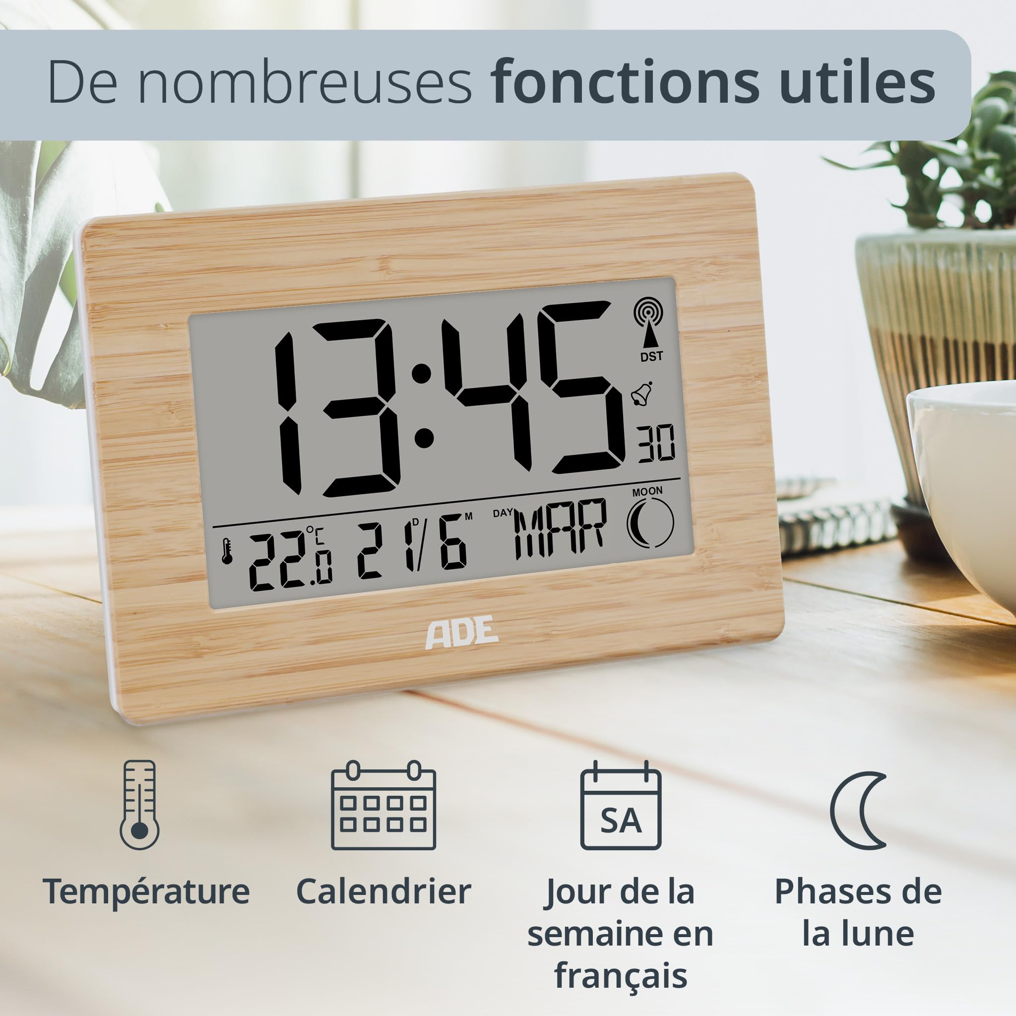 ADE Horloge Radio pilotée numérique | Chiffres XXL | Horloge Murale/de Table Digitale | Affichage de la température | Design Moderne | silencieuse | Calendrier numérique | à Piles | Cadre Bois Bambou