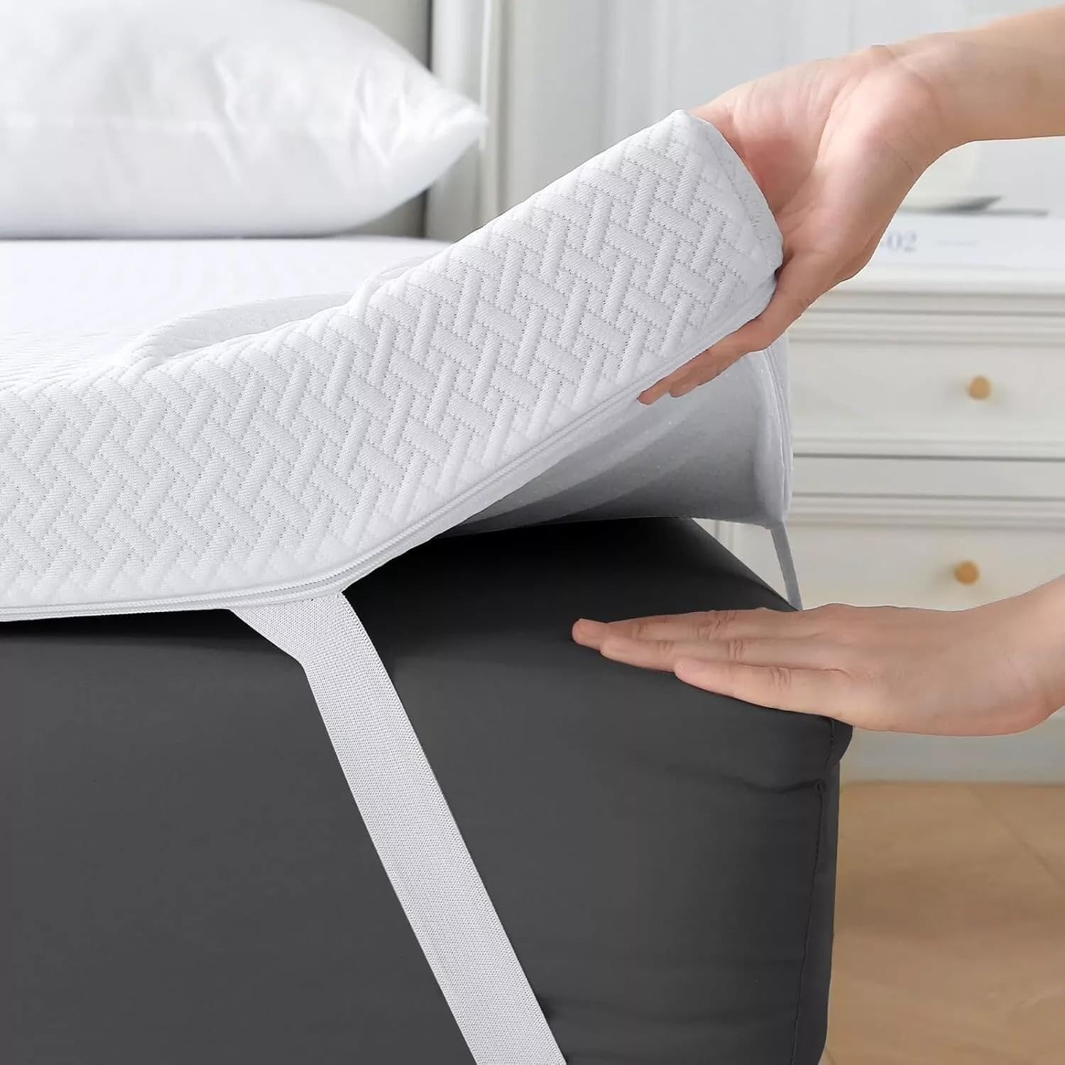 4 Inch Thick UK Queen Memory Foam Mattress Topper with Washable Bamboo PolyCotton Cover, Luxury Feel for Comfort Sleep, Made in the UK for Orthopedic Pressure Relief (135 x 190 cm)