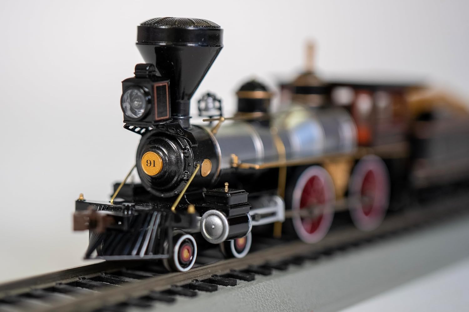 Bachmann Trains - 4-4-0 American - DCC Ready Locomotive - Santa FE with Wood Load - HO Scale