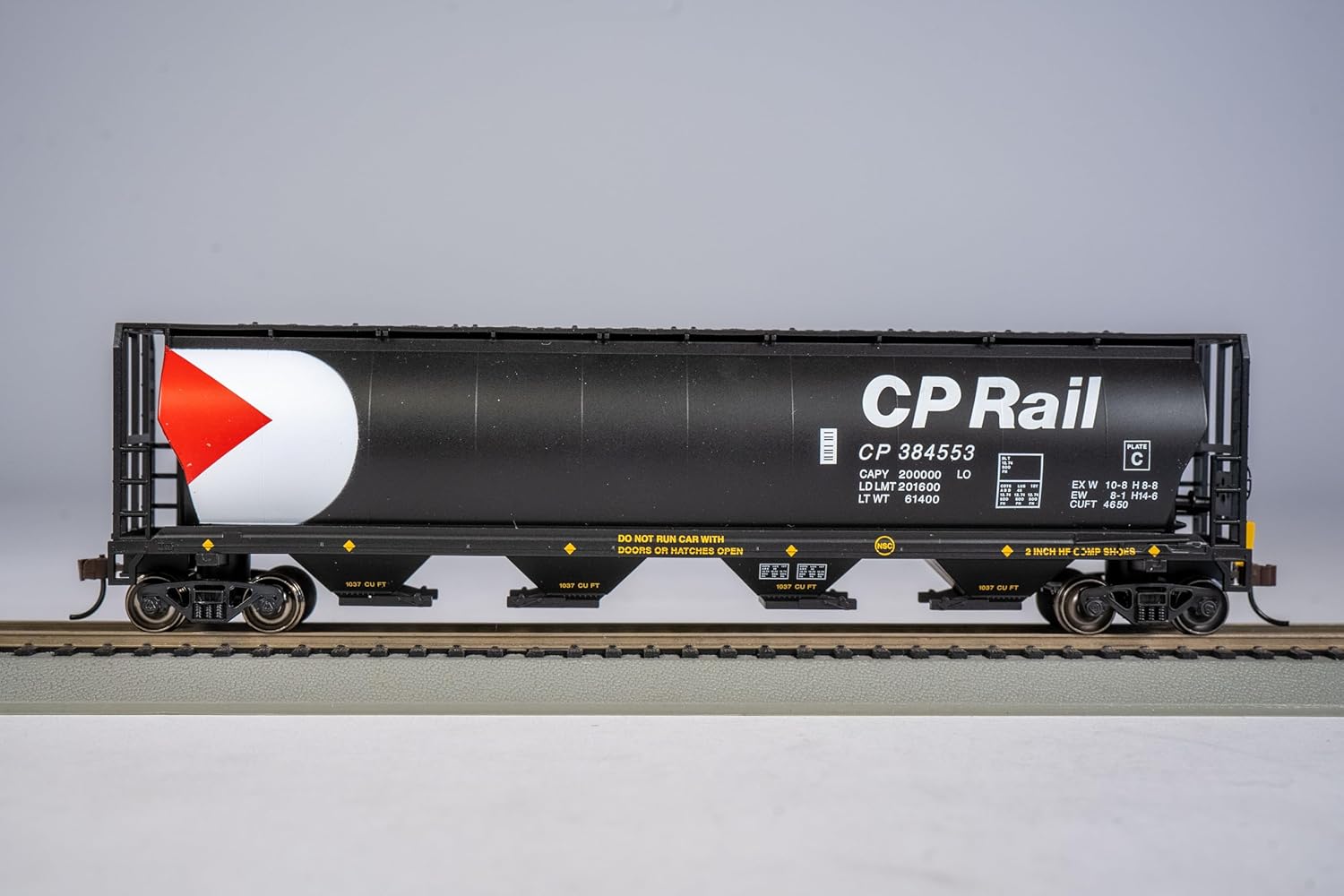 Bachmann Trains - Canadian 4-Bay Cylindrical Grain Hopper with Flashing END of Train Device - CP Rail #384553 - HO Scale