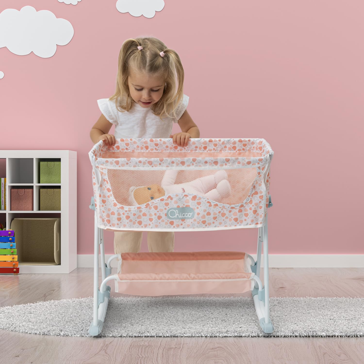 Chicco Berceau Next to Me pour poupées, pour enfants à partir de 3 ans,berceau jouet, réglable en hauteur,avec structure en métal et détails réalistes,facile à assembler, avec mode balancement ou fixe