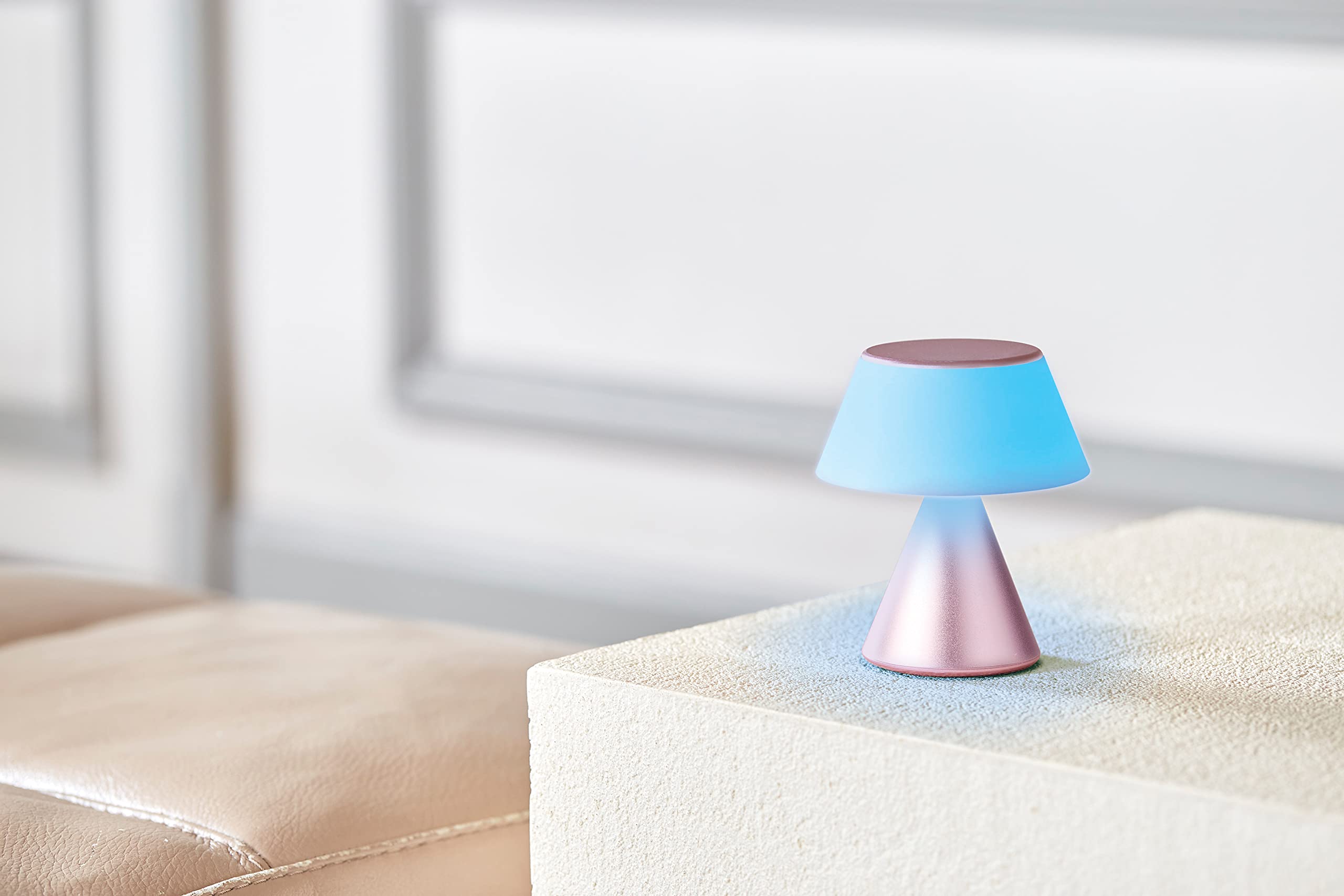 Lexon LUMA M LED-Schreibtischlampe, kabellose Tischlampe mit Dimmfunktion und Multi-Lampen-Synchronisation, 9 Lichtfarben für Büro, Schlafzimmer und Nachttisch, Rosa
