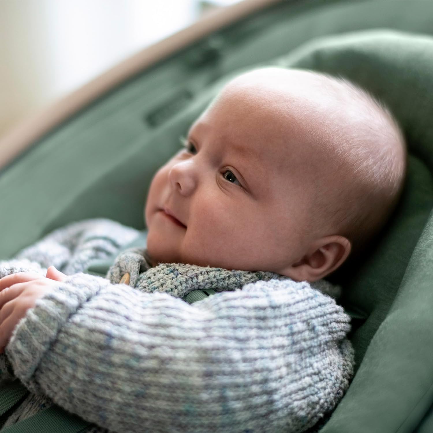 Maxi-Cosi Cassia Sdraietta Neonati Elettrica per Bambini, 0-6 mesi, max 9 kg, Altalena Neonato Girevole 360°, Reclinabile, Rilevamento Automatico Movimento, 5 Velocità, 12 Melodie, Essential Graphite