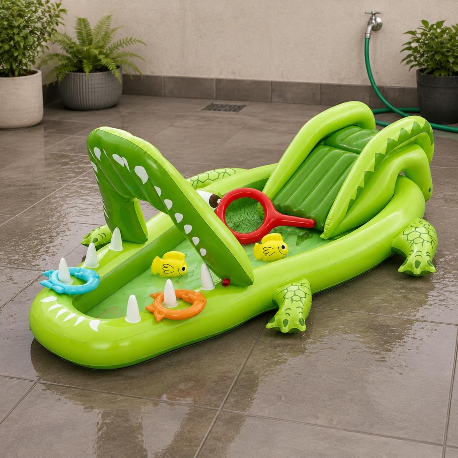Aufblasbarer Spielpool Krokodil Planschbecken Kinderpool Wassersprinkler mit Rutsche Und Spielzubehör aus PVC für Garten Rasen Terrasse