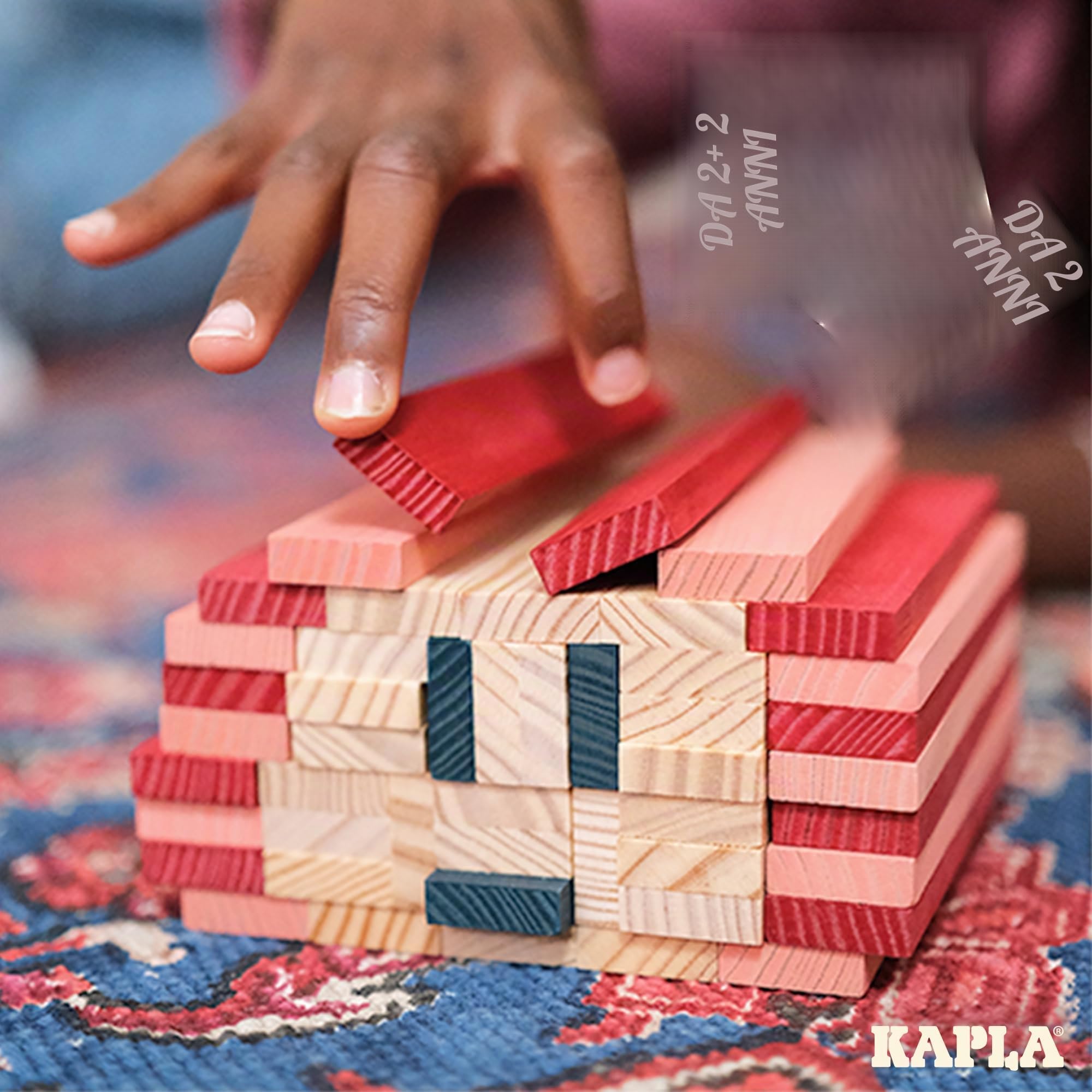 KAPLA - Set di costruzioni con 120 assi di legno colorate (natura, rosso, rosa, blu scuro), giocattolo di legno, da 2 anni…