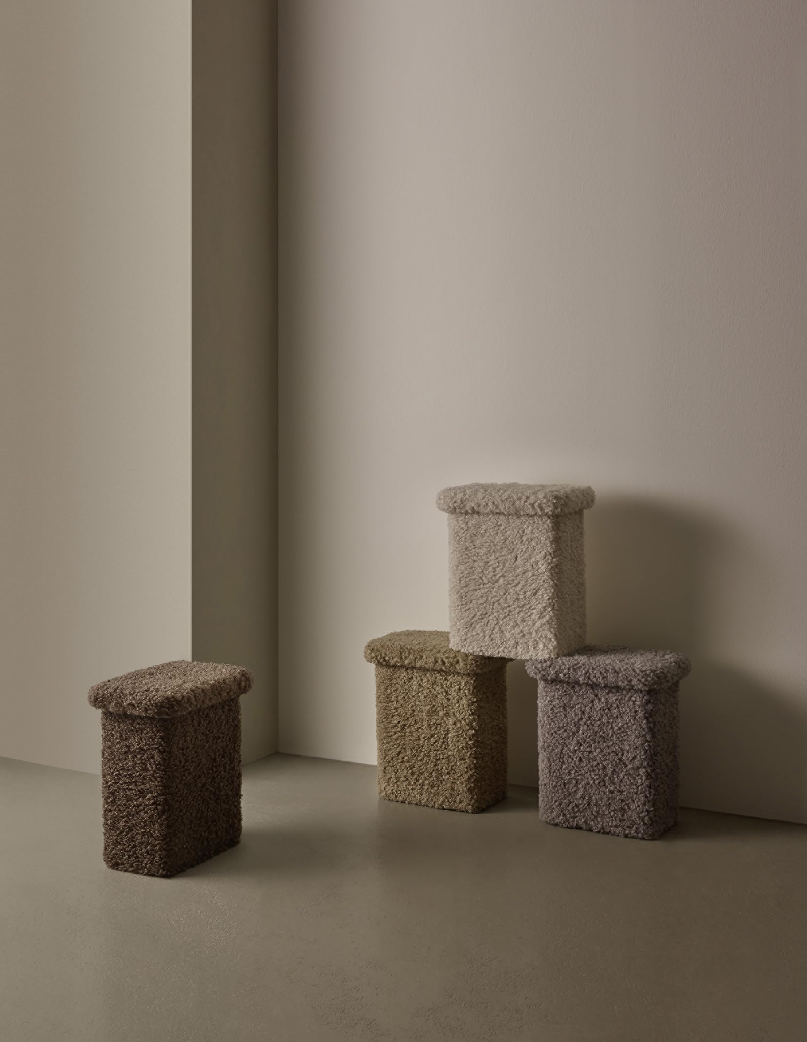 blomus T-Hocker -Teddy- | Polsterhocker & Sitzhocker | 45 x 38 x 28 cm | Farbe Moonbeam | Wohnaccessoire