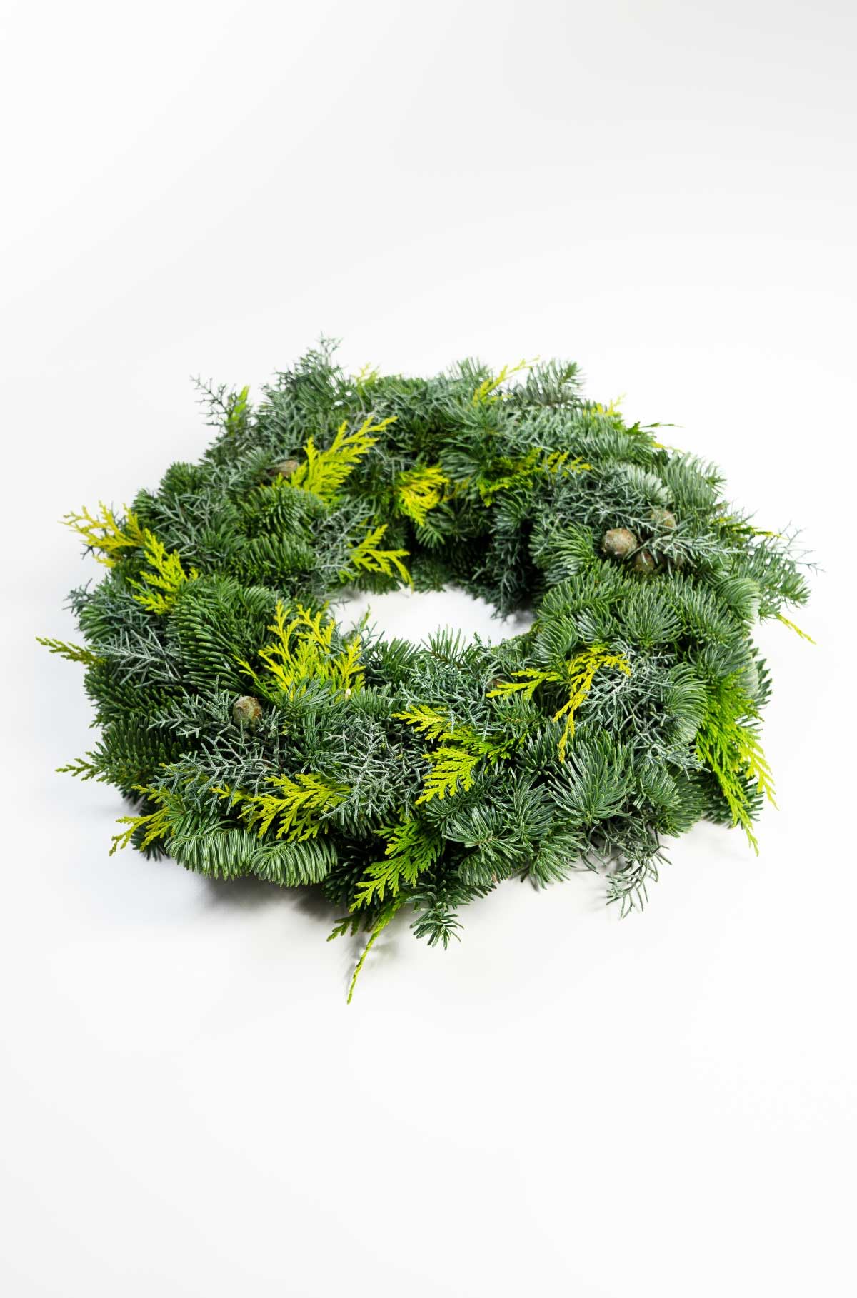 Adventskranz echt - Tannenkranz - Mixtellerkranz Nobilis - Konifere - 100% natürlicher echter Adventskranz - einseitig gebunden - Türkranz - Tischkranz - Weihnachtsdeko (Durchmesser 40 cm)