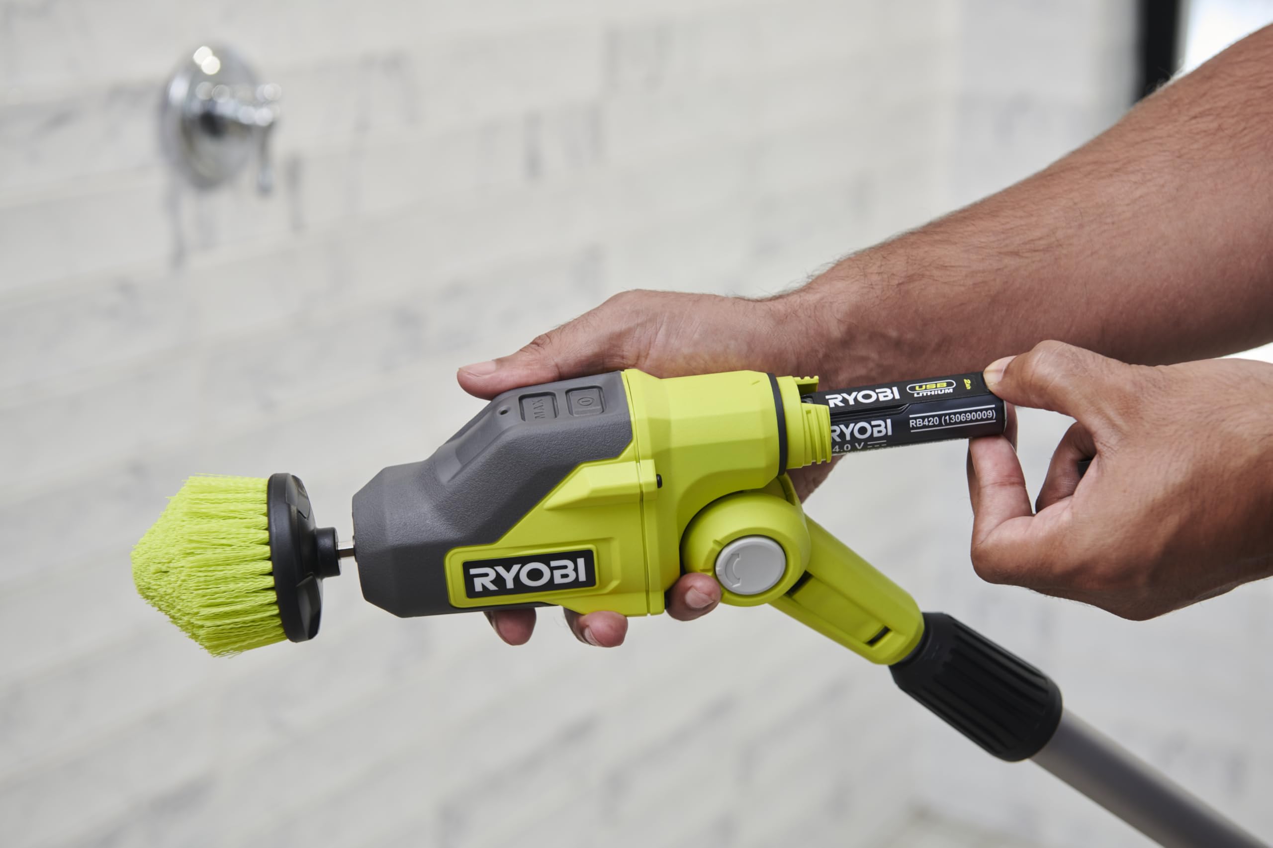 Ryobi Spazzola Rotante Telescopica 4V USB Lithium con Batteria 2.0Ah e Caricabatterie Inclusi, Alta Velocità 400 rpm, Asta Estensibile 1.2 m, Pulizia Casa e Auto, RTS4-120G