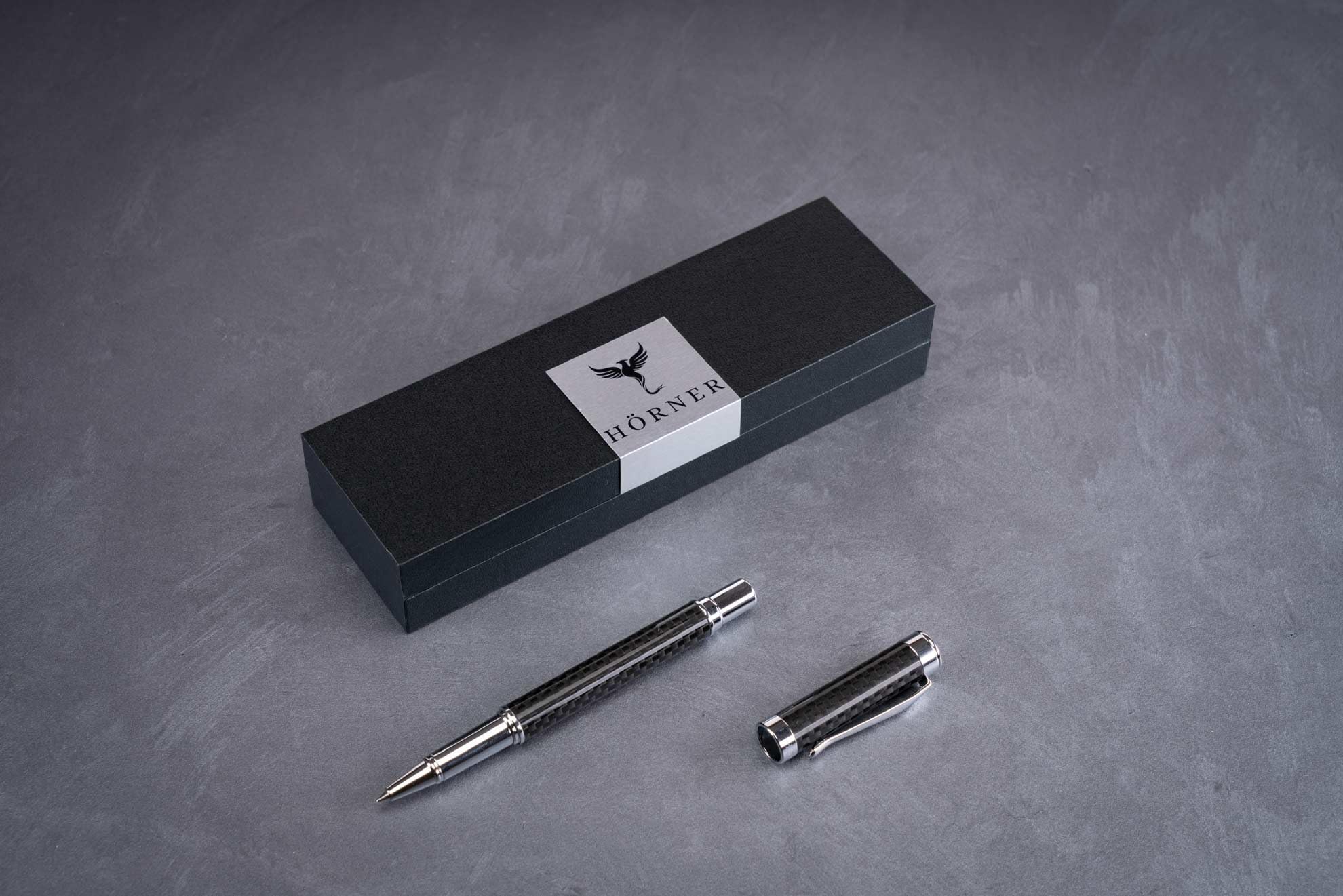 Hörner One – Stylo à bille haut de gamme en carbone noir et argent | Couleur de l'encre bleue 0,7 mm | En métal | Set d'écriture élégant avec étui I Stylo indélébile pour écriture multiple | Moderne