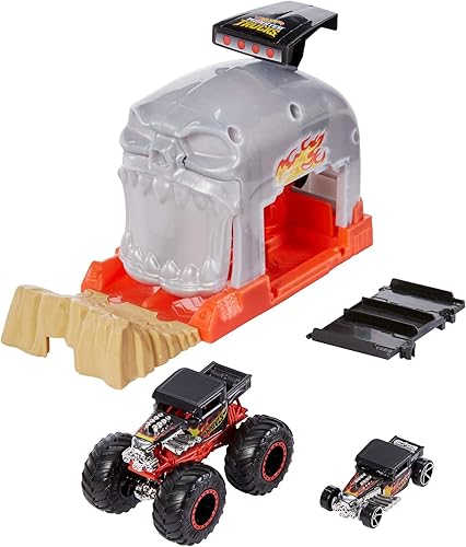 Hot Wheels Juegos de Monster Truck Pit & Launch con un camión monstruo y un automóvil 1:64, mezclador de huesos del equipo, multicolor