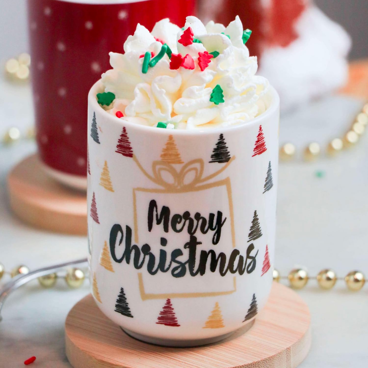 Avilia Juego de 4 tazas con plato de madera y decoración navideña – Juego de tazas de té navideñas con posavasos de madera, porcelana y madera, tazas de 200 cc