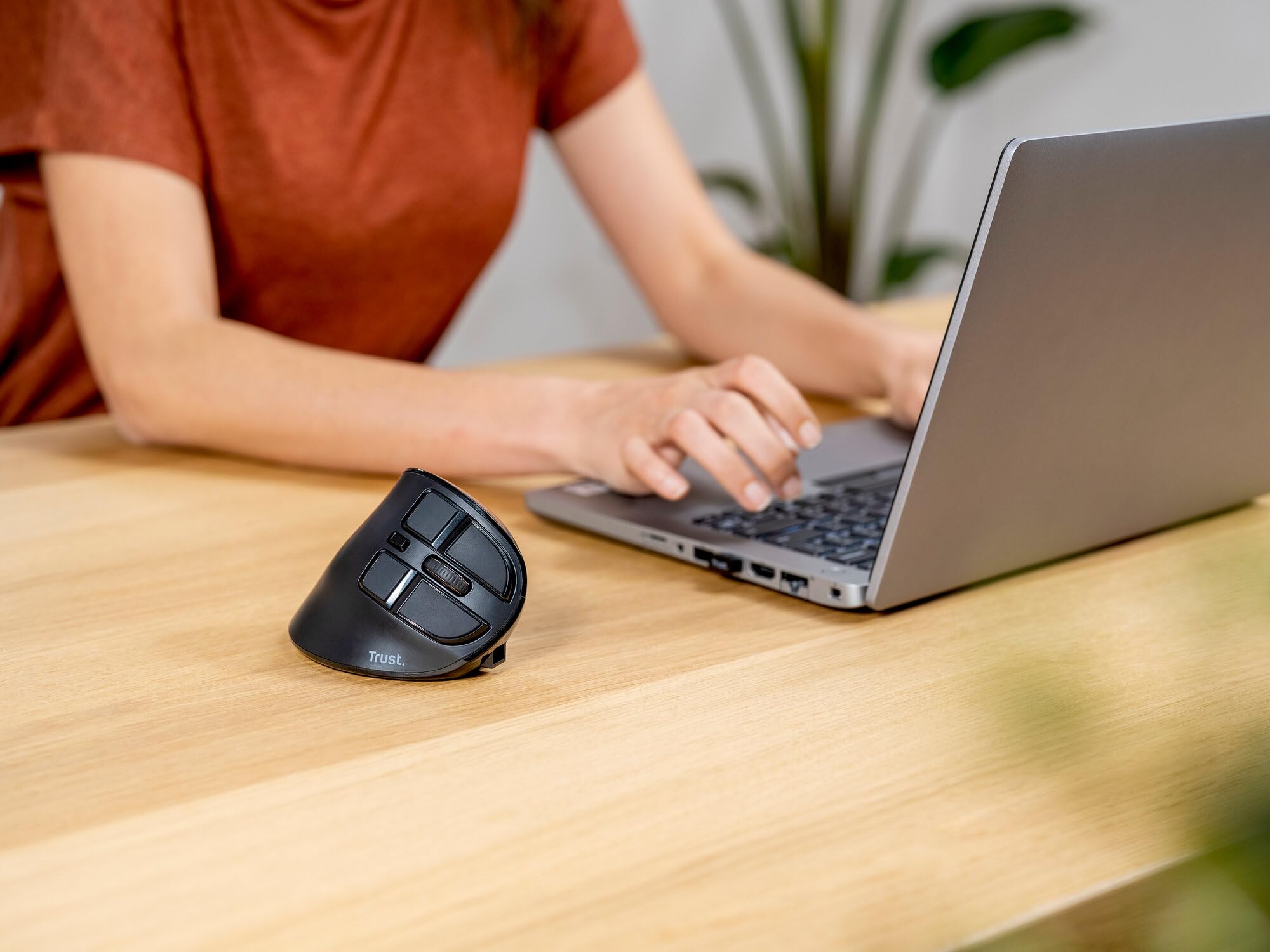 Trust Voxx Mouse Verticale Wireless Ricaricabile Bluetooth o 2.4 GHz, Mouse Ergonomico Senza Filo Programmabile, 9 Pulsanti, Display LED, 1200-2400 DPI, Mac PC Macbook Laptop Chromebook - Nero