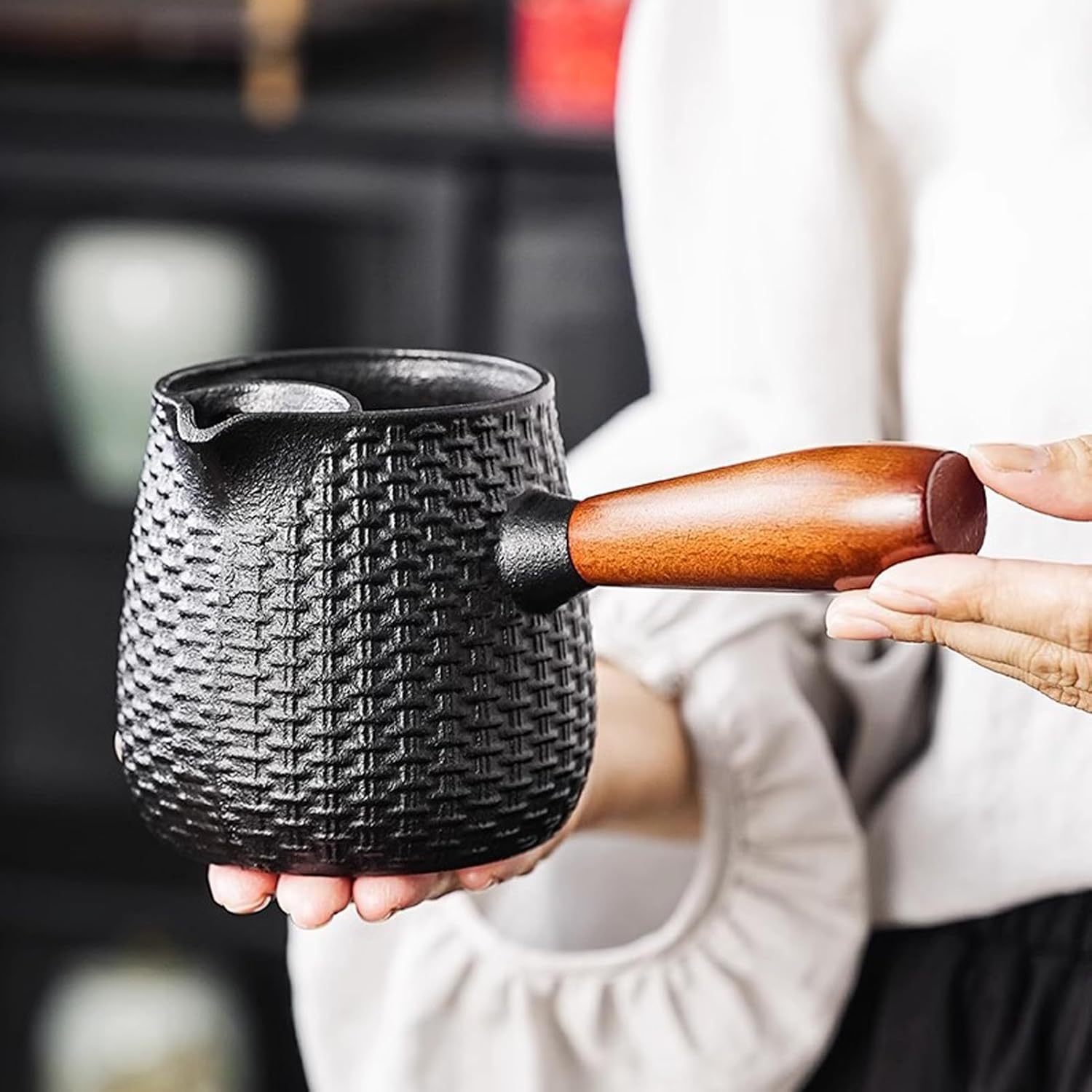 Cast Iron Teapot - 600ml Teapot Warmer, Cast Iron Tea Pots with Wooden Handle for Camping Travel Boiling Kitchen Adults Child Beach, Durable and Stylish Tea Pot for Outdoor and Indoor Use