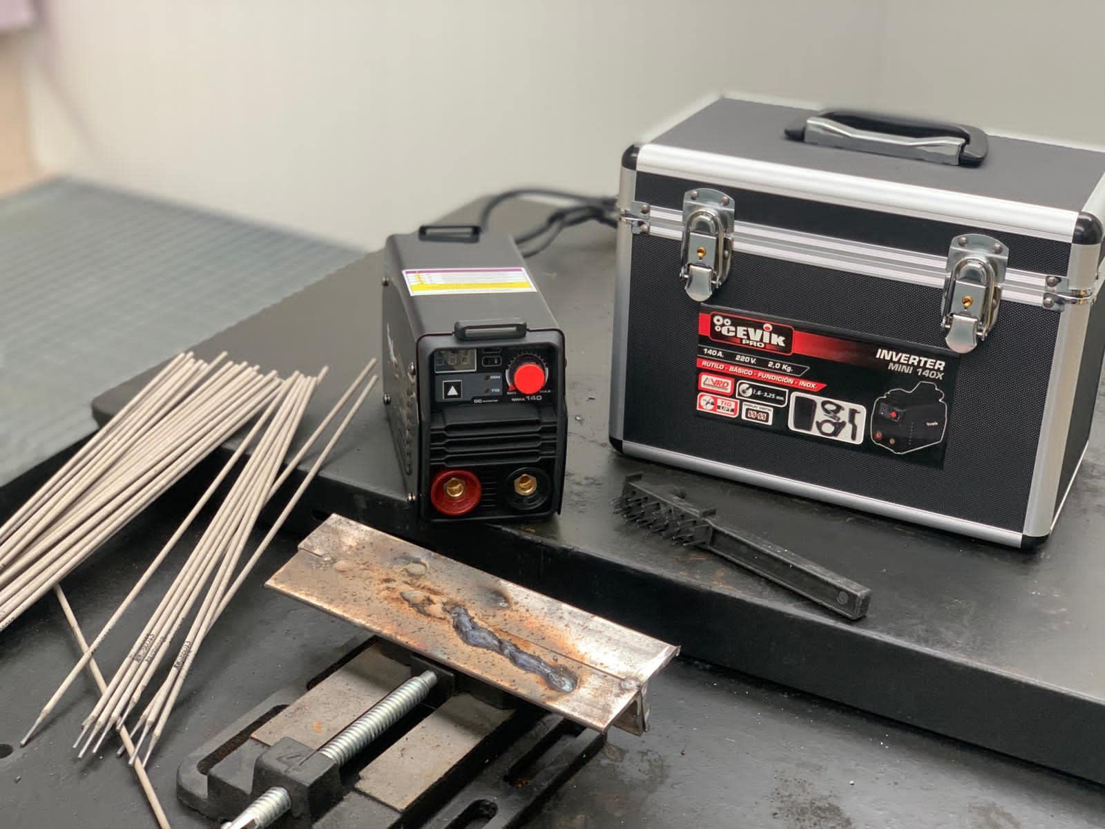 CEVIK PRO CE-MINI140X - Mini Soldador Inverter MMA Máscara de Soldadura y Portaelectrodo - 140A 60% 230V - Electrodos hasta 3.25mm - Display Digital - Conectable Generador - Soldadora Portátil