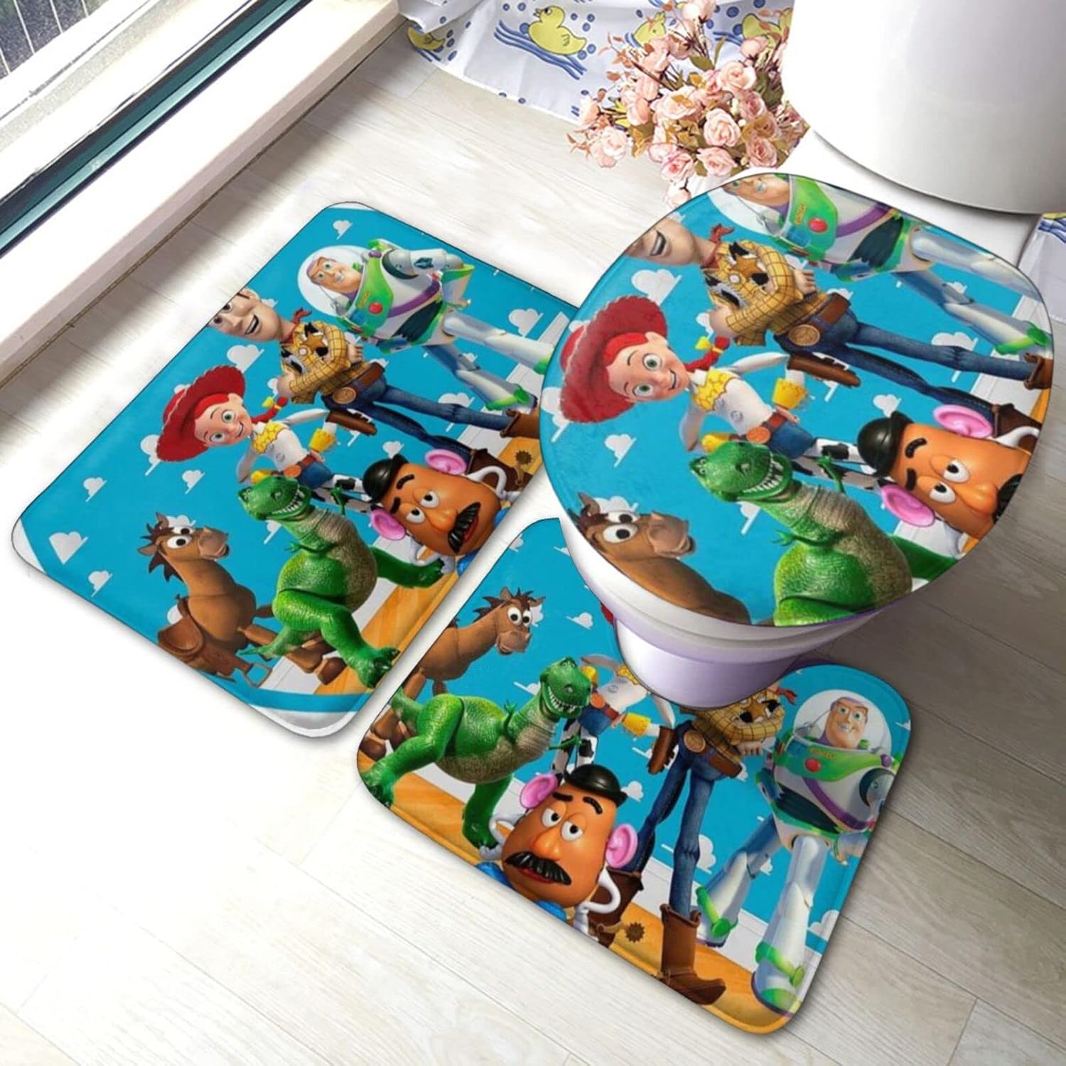 バスマット トイレマットトイ ストーリー エイリアン 3点 セット タンクカバー 便座カバー 足元マット U型 O型 拭ける 滑り止め 瞬間吸水 快適 かわいい おしゃれ キャラクター グッズ 人気のファッションブランド