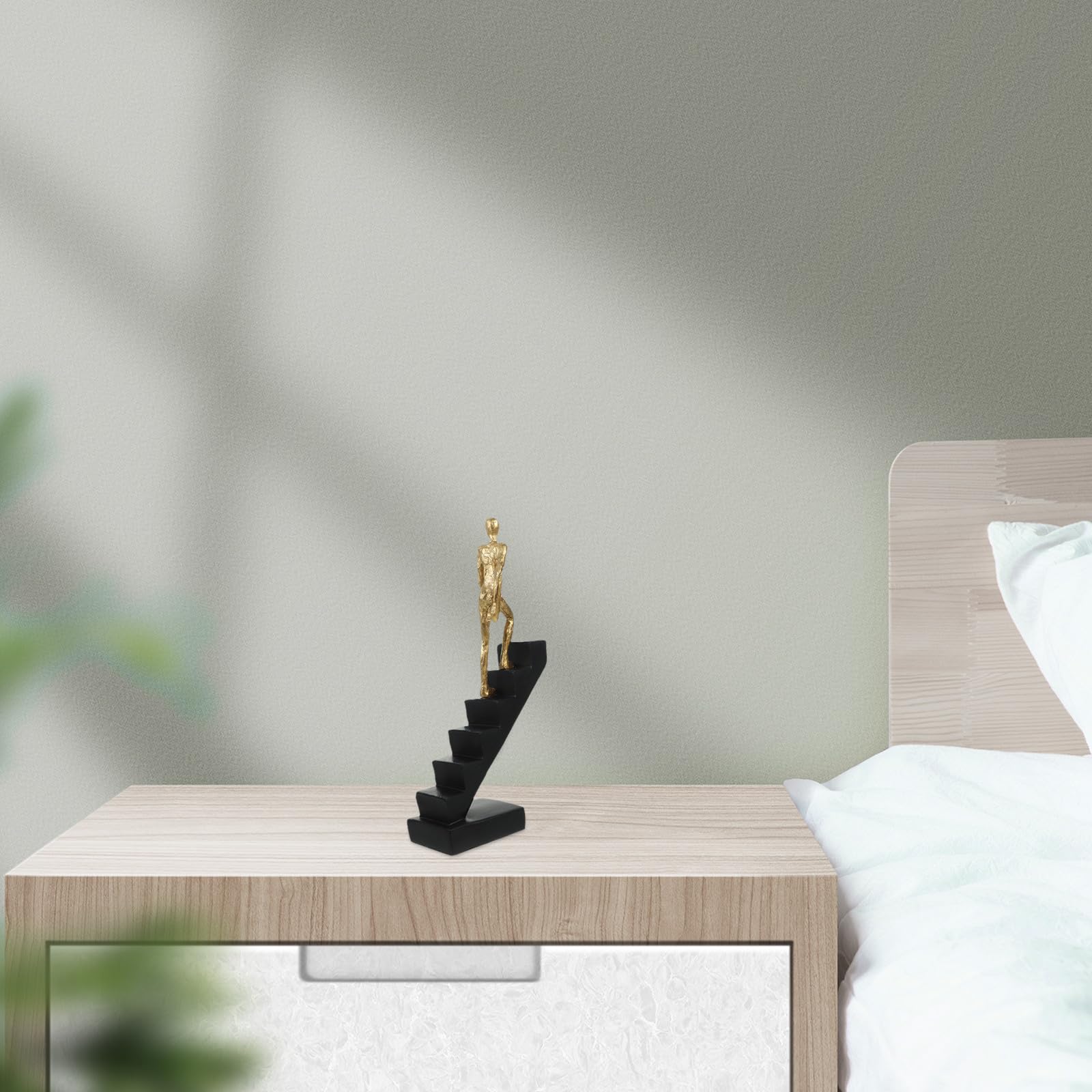 HOMSFOU Abstrakte Treppenfigur Skulptur aus Robustem Kunstharz Moderne Menschen Statue Klein Dekorative Wohndeko für Wohnzimmer und Büro