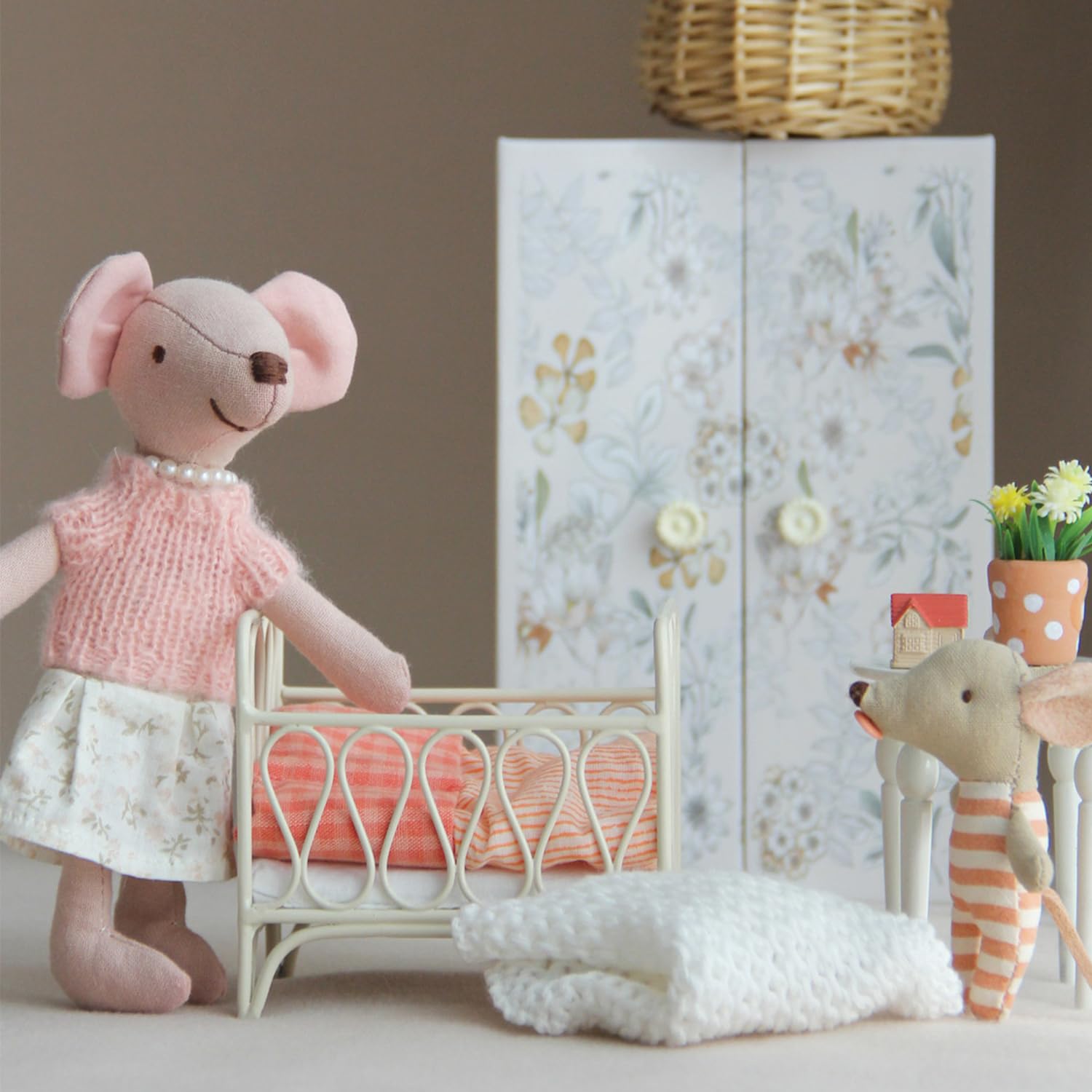 Cuna de casa de muñecas 1:12, 1 juego de cama de hierro en miniatura con ropa de cama, modelo de cuna moderna, mini, cuna, casa de muñecas, muebles, accesorios de decoración 5