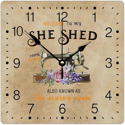 Zyadsinoudor Reloj de pared de PVC con texto en inglés "Welcome to My She Shed", máquina de coser con flores moradas, reloj de pared grande de 12