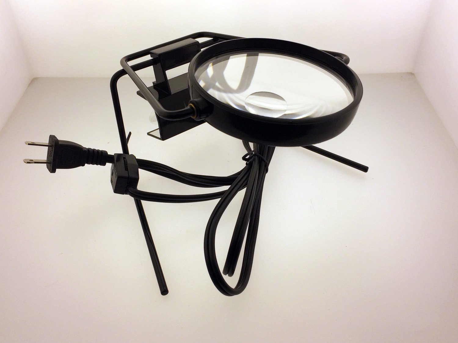 MAGNA-DESK Table Top 3x Lighted Swivel Magnifier | 6x Macro | 4