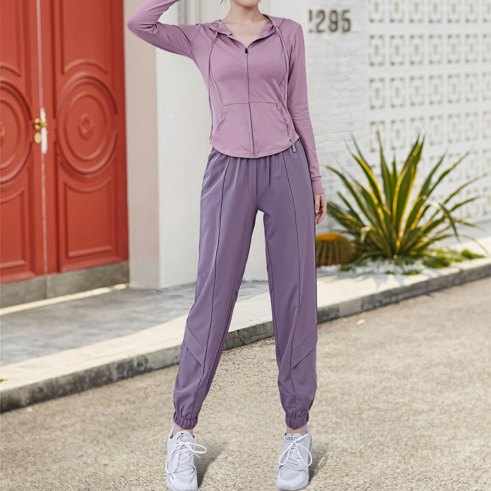 Conjuntos de entrenamiento genéricos de tres piezas para mujer, conjuntos de yoga de 3 piezas con chaqueta con capucha, tela transpirable para gimnasio y uso casual, disponible en S a XXL