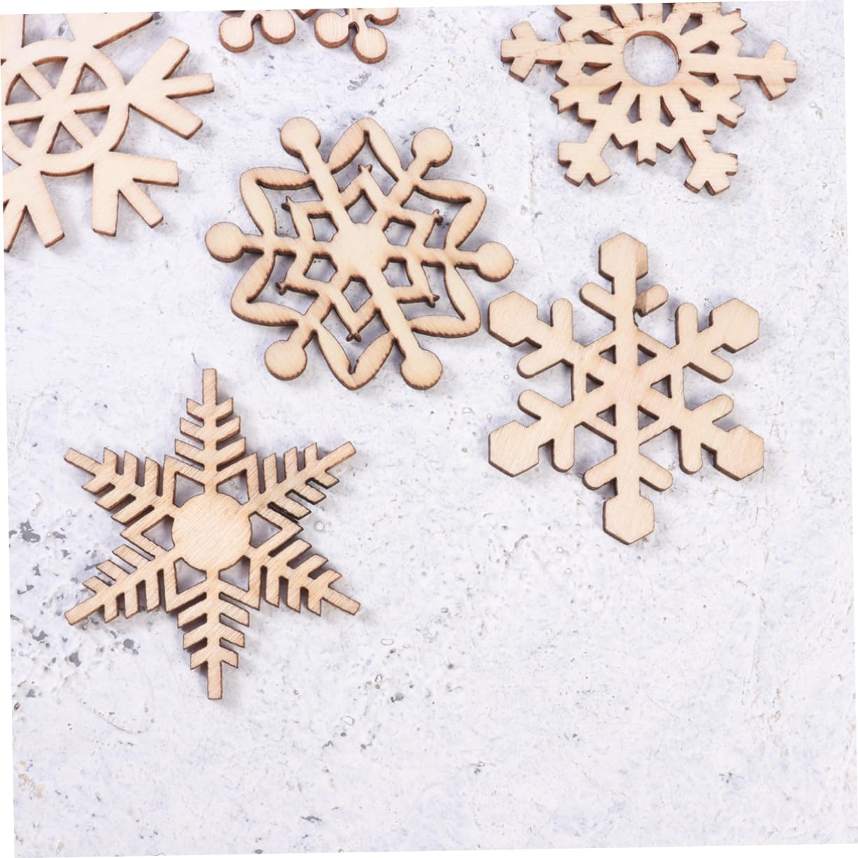 VILLCASE 3 Sets Künstliche Schneeflocken-hängedekore Weihnachtsschneeflocken-ornamente Weihnachtsbaum-dekoration Funkelnde Schneeflocken-ornamente 80 Stück * 3
