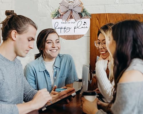 Coronas de letrero con texto en inglés This is Our Happy Place, decoración de bienvenida para puerta delantera, letreros colgantes de pared,
