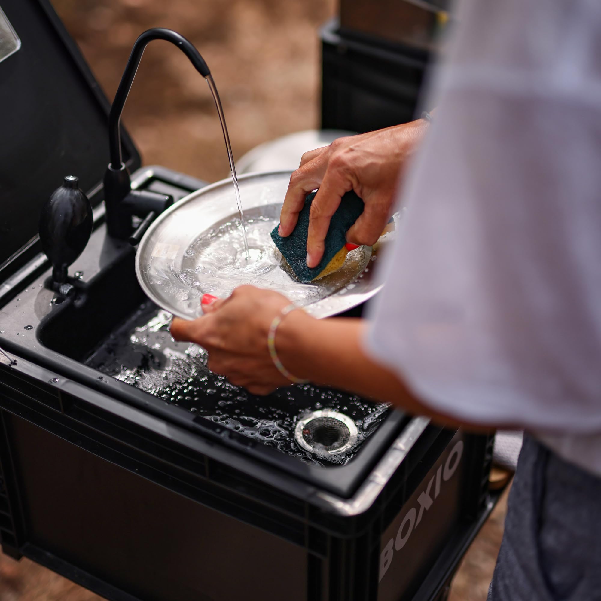 BOXIO - WASH: Mobiles 40x30 Spülbecken, Camping Waschbecken mit Pumpe ohne Strom, Camping Zubehör in Eurobox für den Van Ausbau, Friseur oder outdoor auf Festival & Garten, Spüle als Camping Gadgets