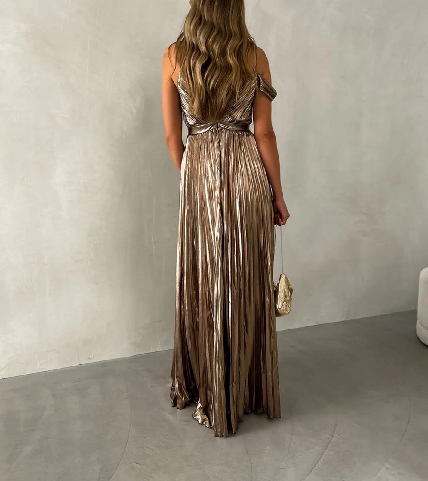 Vestido Largo Plisado Dorado con Escote en V Profundo sin Mangas metálico