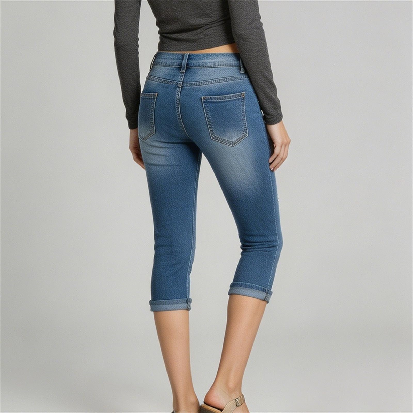 Jeans da Donna Slim-Fit Strappati con Risvolto | Jeans cropped elasticizzati a vita media con effetto vissuto, modello slim fit con baffature e risvolto sul fondo