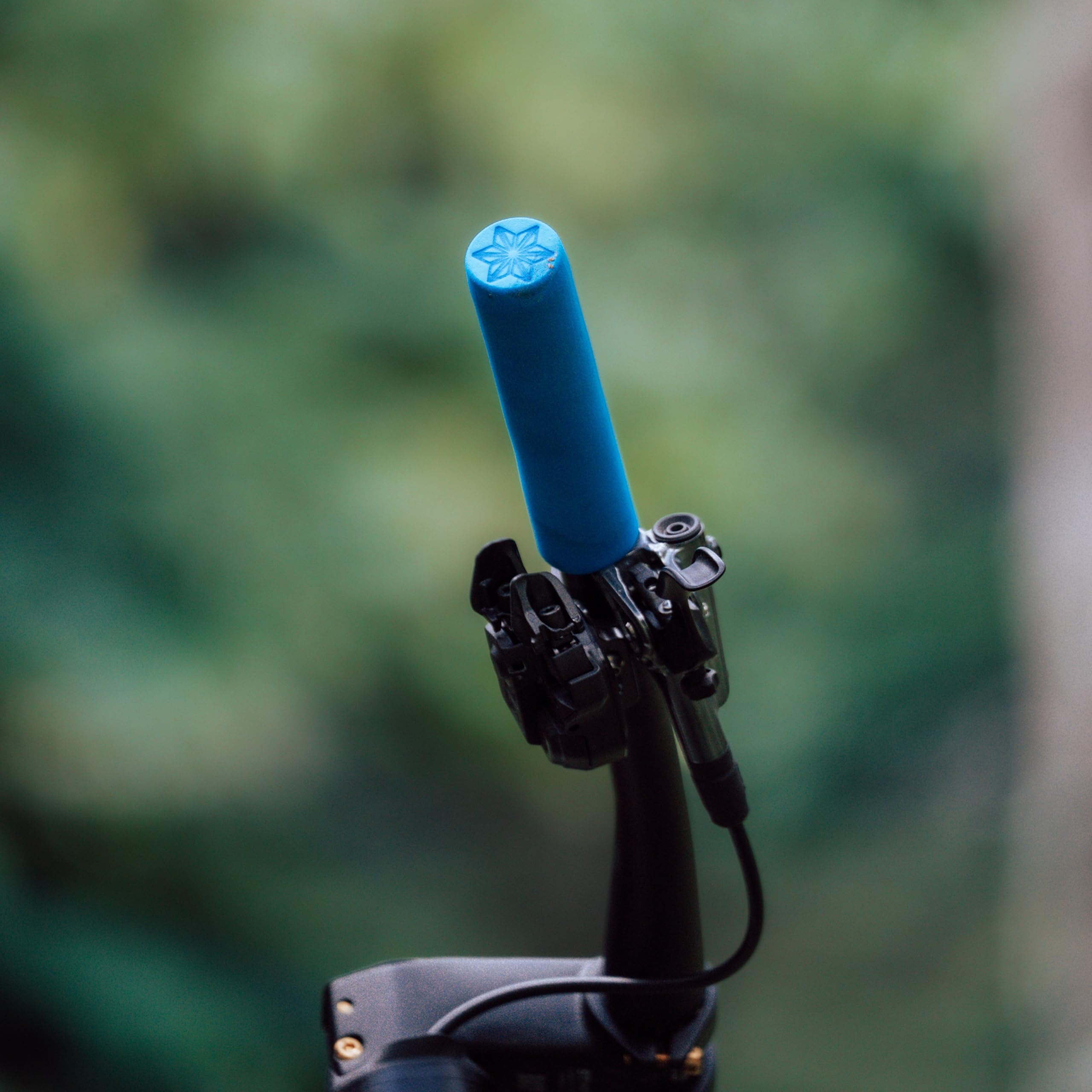 Amazon.com : Supacaz Supalite 9g Neon Blue MTB Grip - Mountain