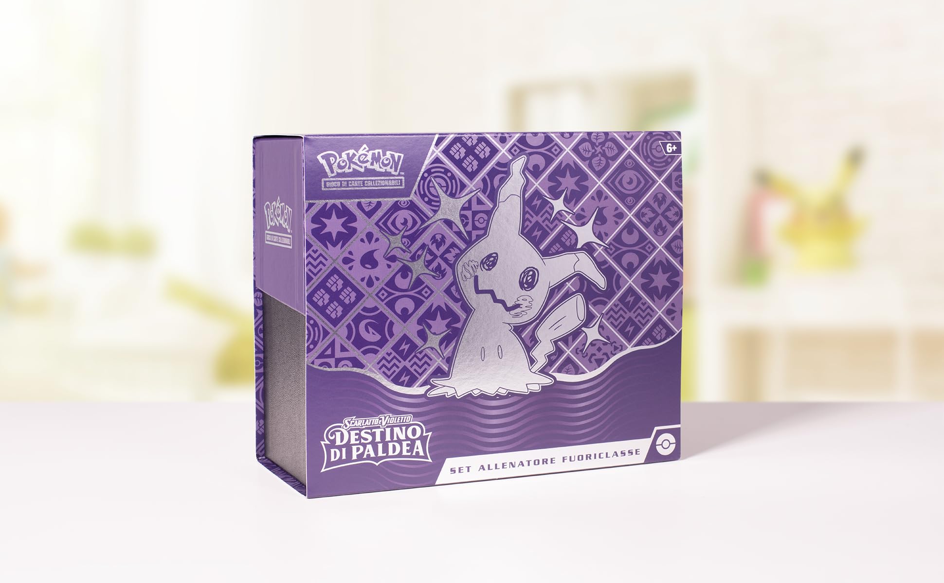 Pokémon Set Allenatore Fuoriclasse dell'espansione Scarlatto e Violetto - Destino di Paldea (nove buste, una carta promozionale olografica a figura intera e accessori di gioco), edizione in italiano