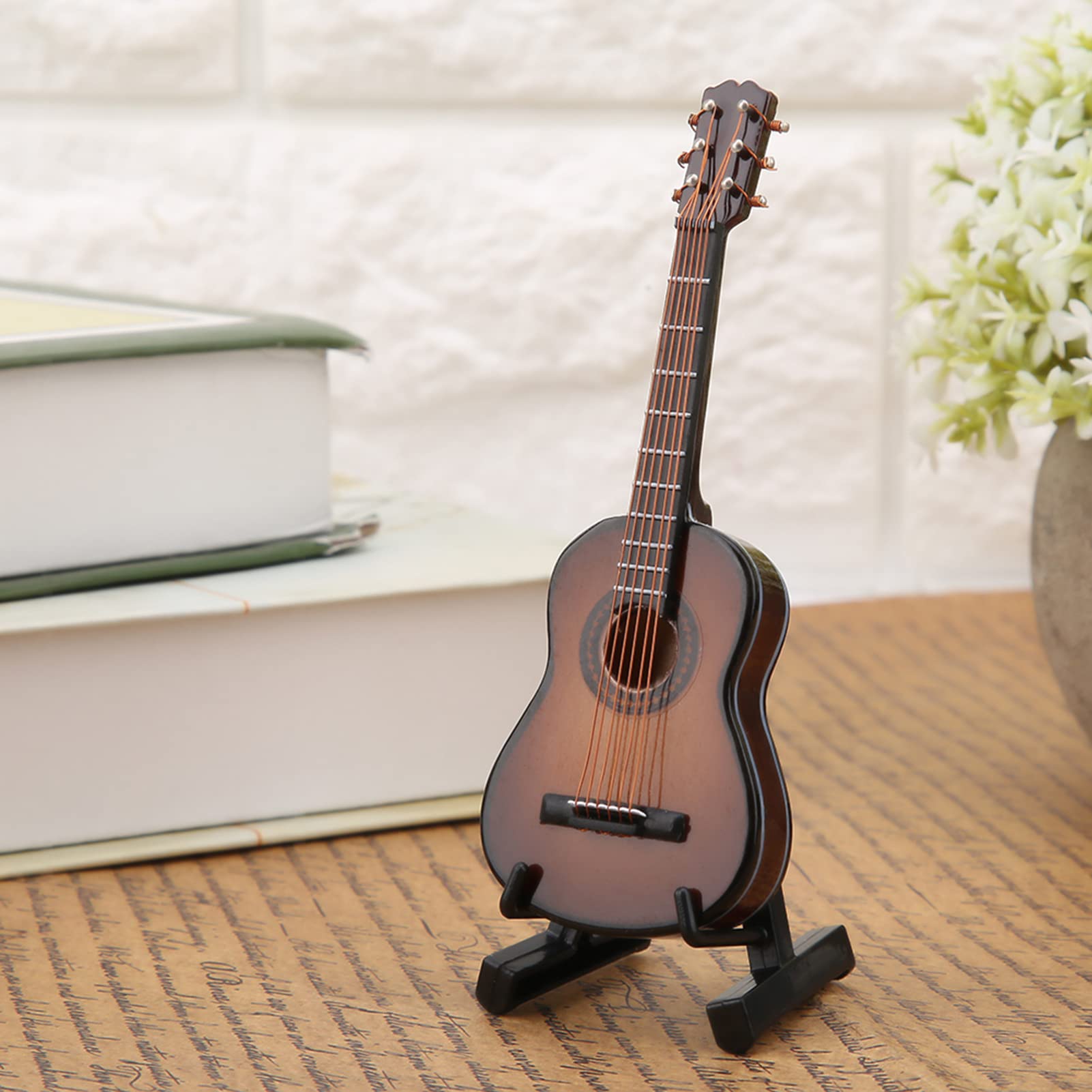 Buachois Decoración de Modo de Guitarra en Miniatura de Madera con Soporte, Mini casa de muñecas, Instrumento Musical, Adorno Artesanal para decoración de Oficina en casa, Regalo del día(14cm Marrón)