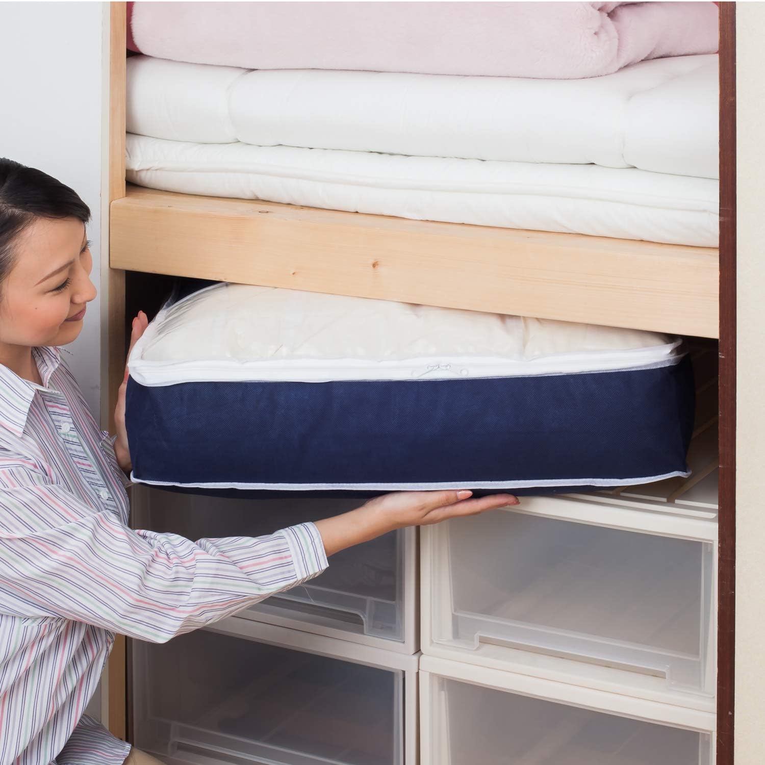 Amazon Co Jp アストロ 羽毛布団 収納袋 シングル用 ネイビー 不織布 コンパクト 優しく収納 177 18 ホーム キッチン